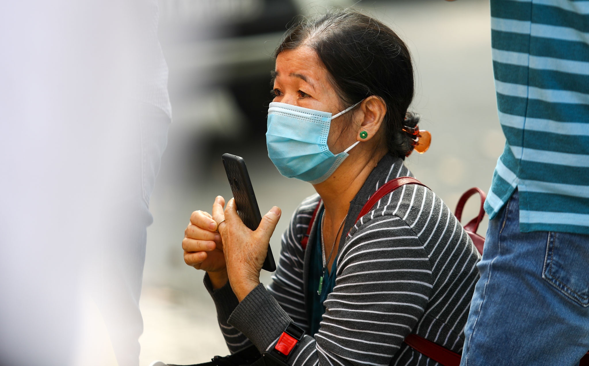 Hanh khach doi nang gan 2 tieng tra ve may bay anh 5