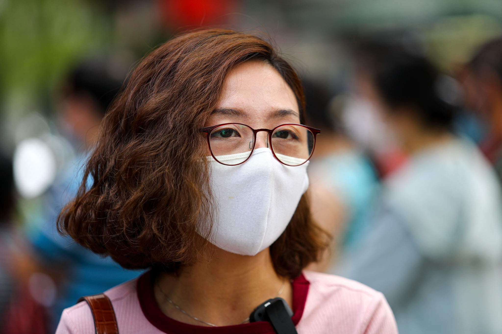 Hanh khach doi nang gan 2 tieng tra ve may bay anh 7