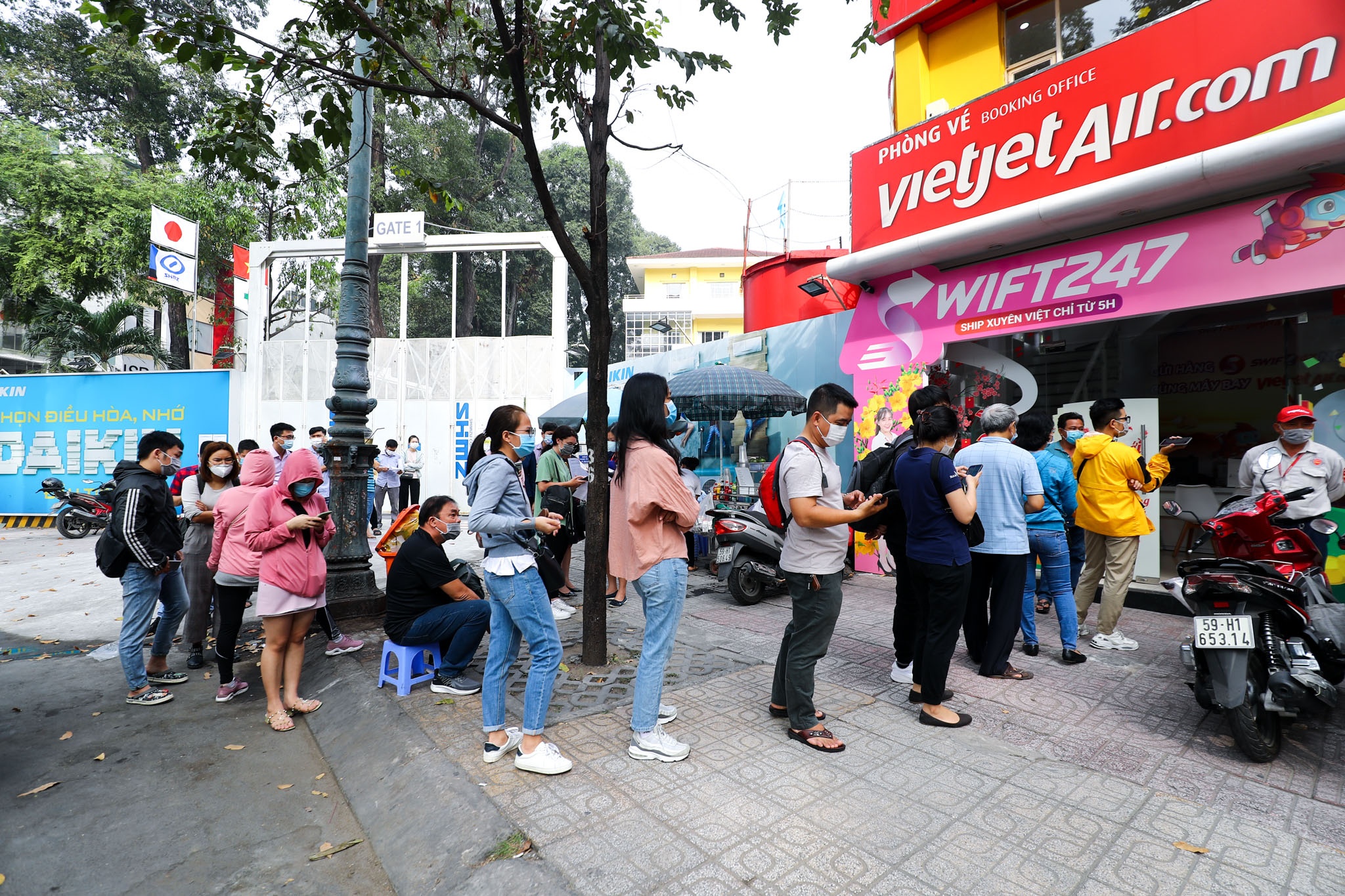 Hanh khach doi nang gan 2 tieng tra ve may bay anh 1