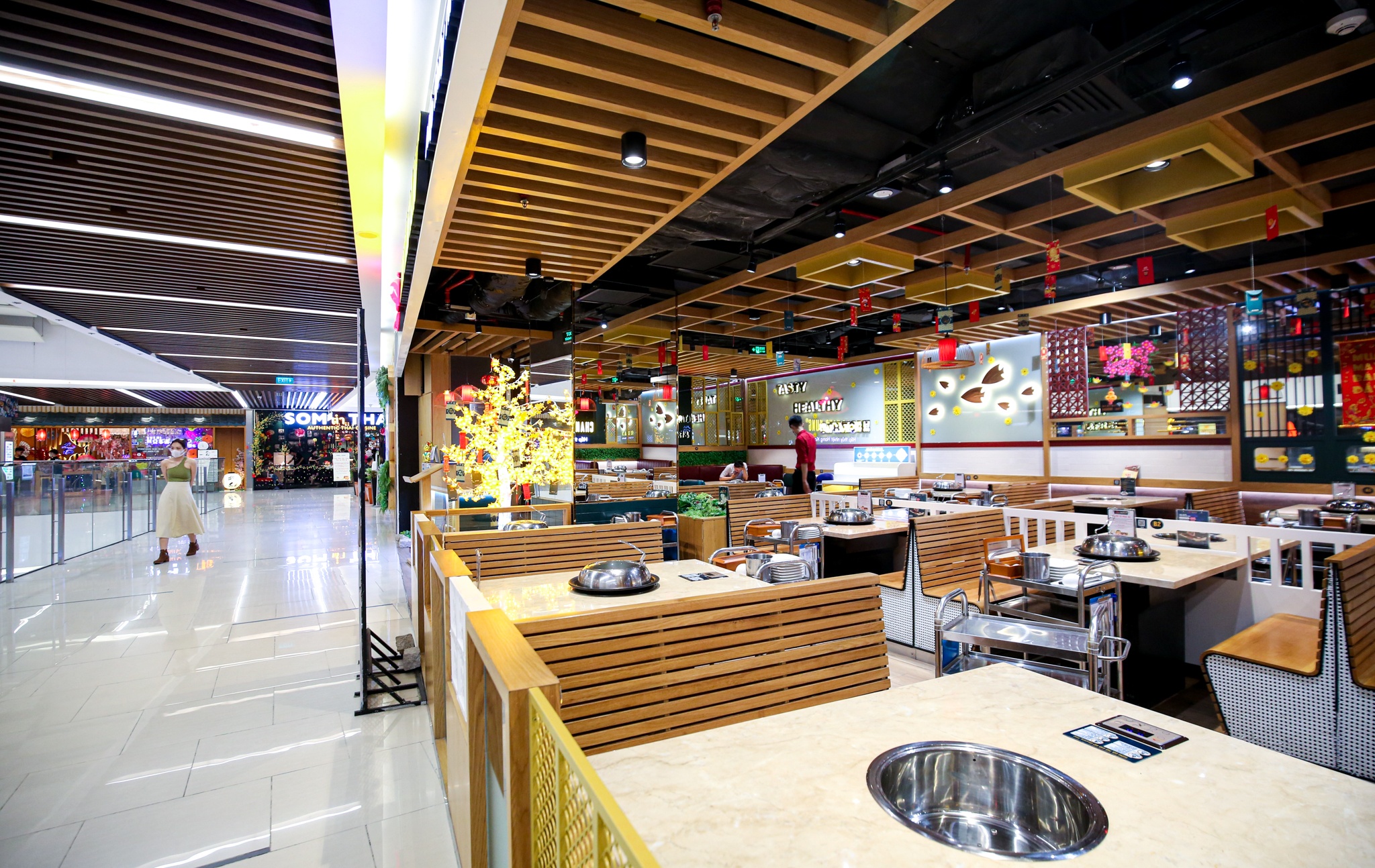 Cac trung tam thuong mai o TP.HCM vang lang truoc Tet hinh anh