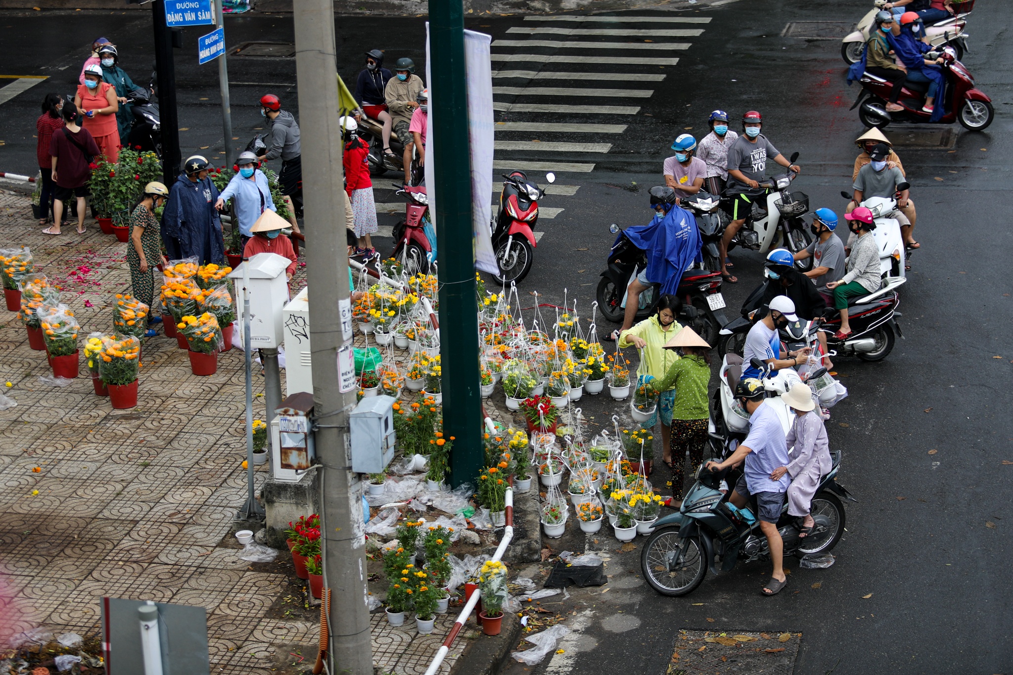 Nguoi dan chen chuc mua hoa 30 Tet anh 10