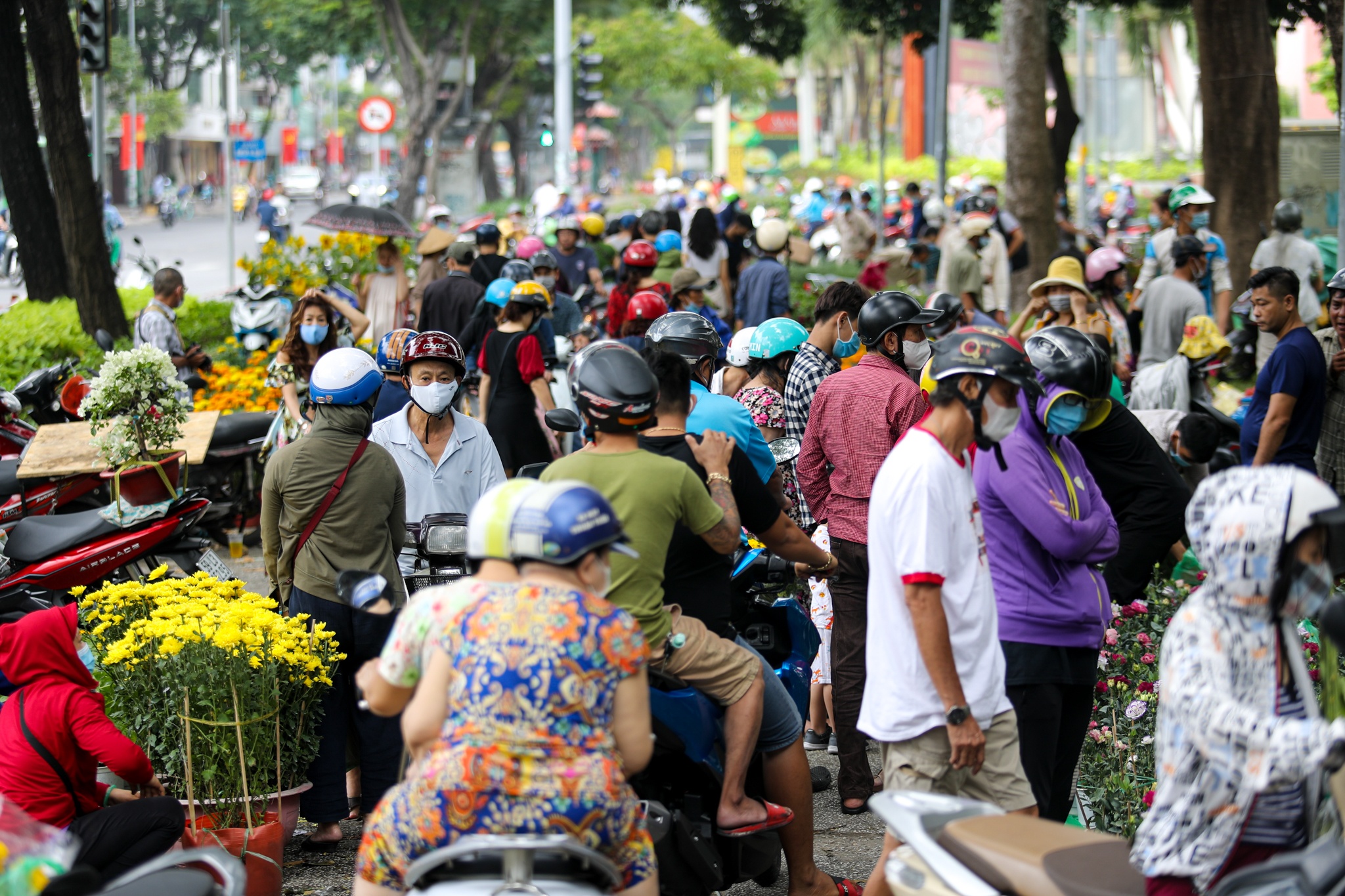 Nguoi dan chen chuc mua hoa 30 Tet anh 1