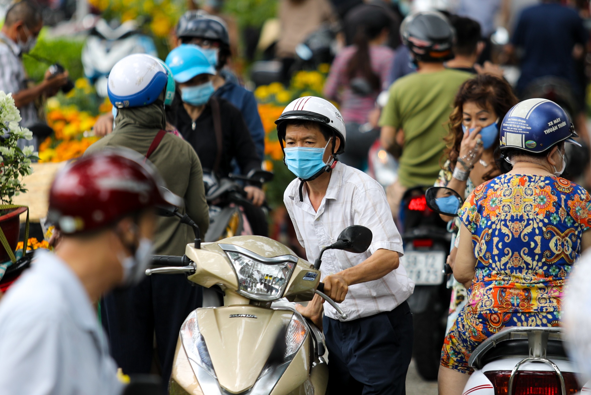 Nguoi dan chen chuc mua hoa 30 Tet anh 5