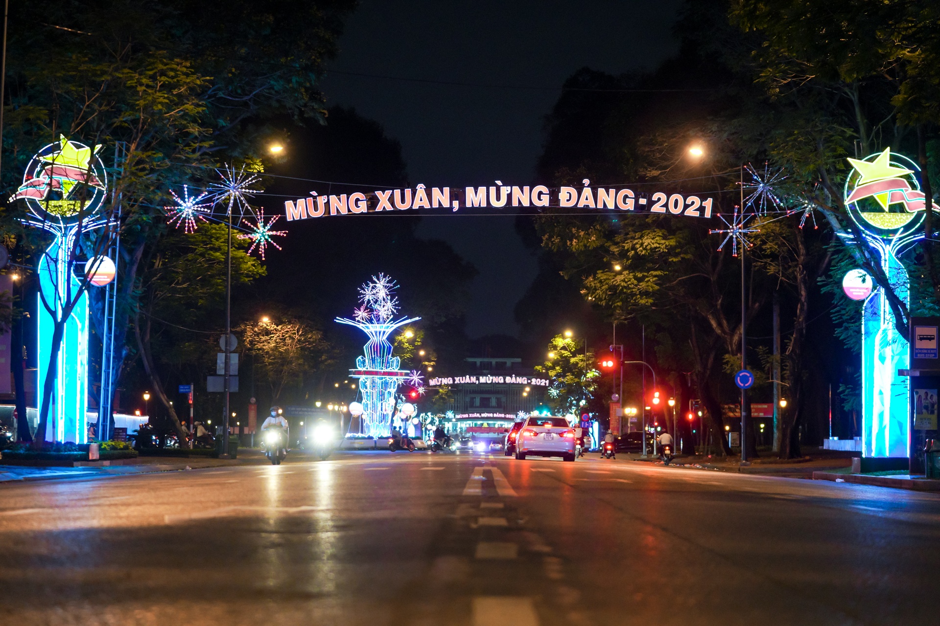 Duong pho vang lang dem giao thua o TP.HCM hinh anh