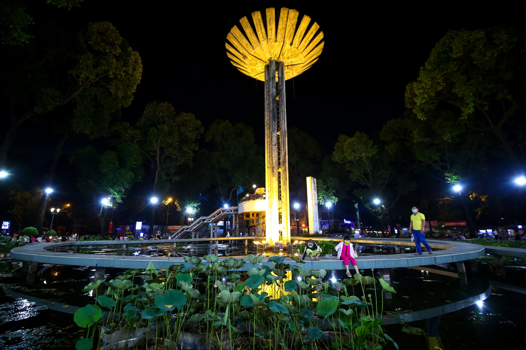 Canh vang lang o TP.HCM dem giao thua anh 9