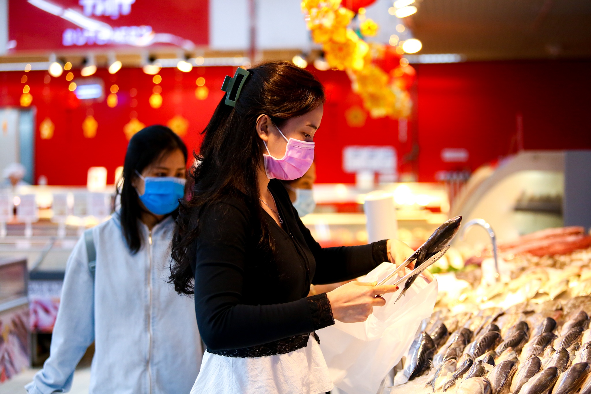 Sieu thi va trung tam thuong mai vang ve ngay mung 2 Tet o TP.HCM hinh anh