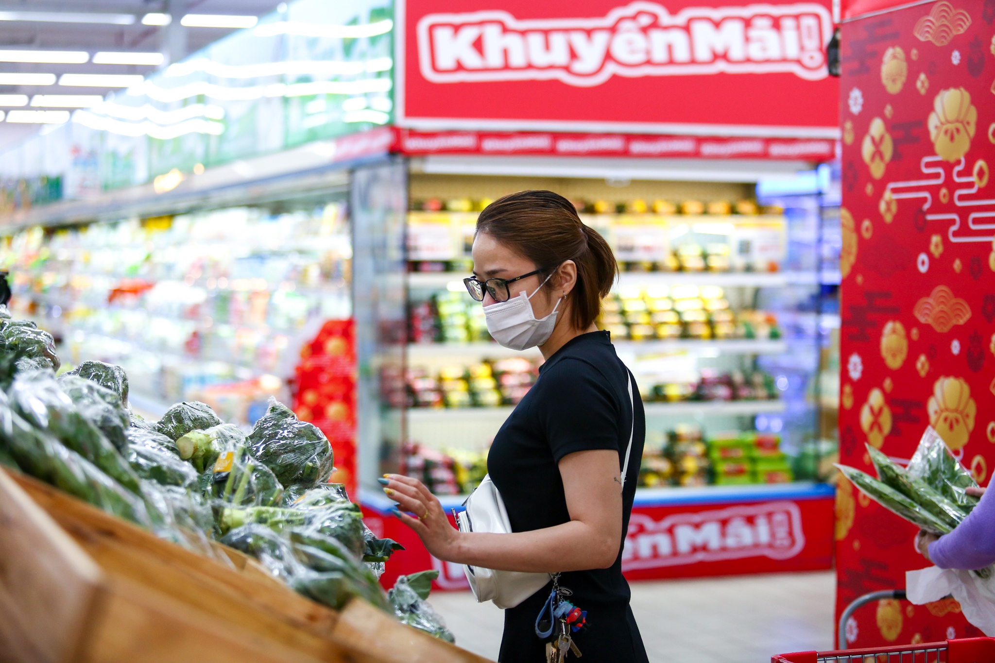 Sieu thi o TP.HCM vang khach ngay khai truong hinh anh