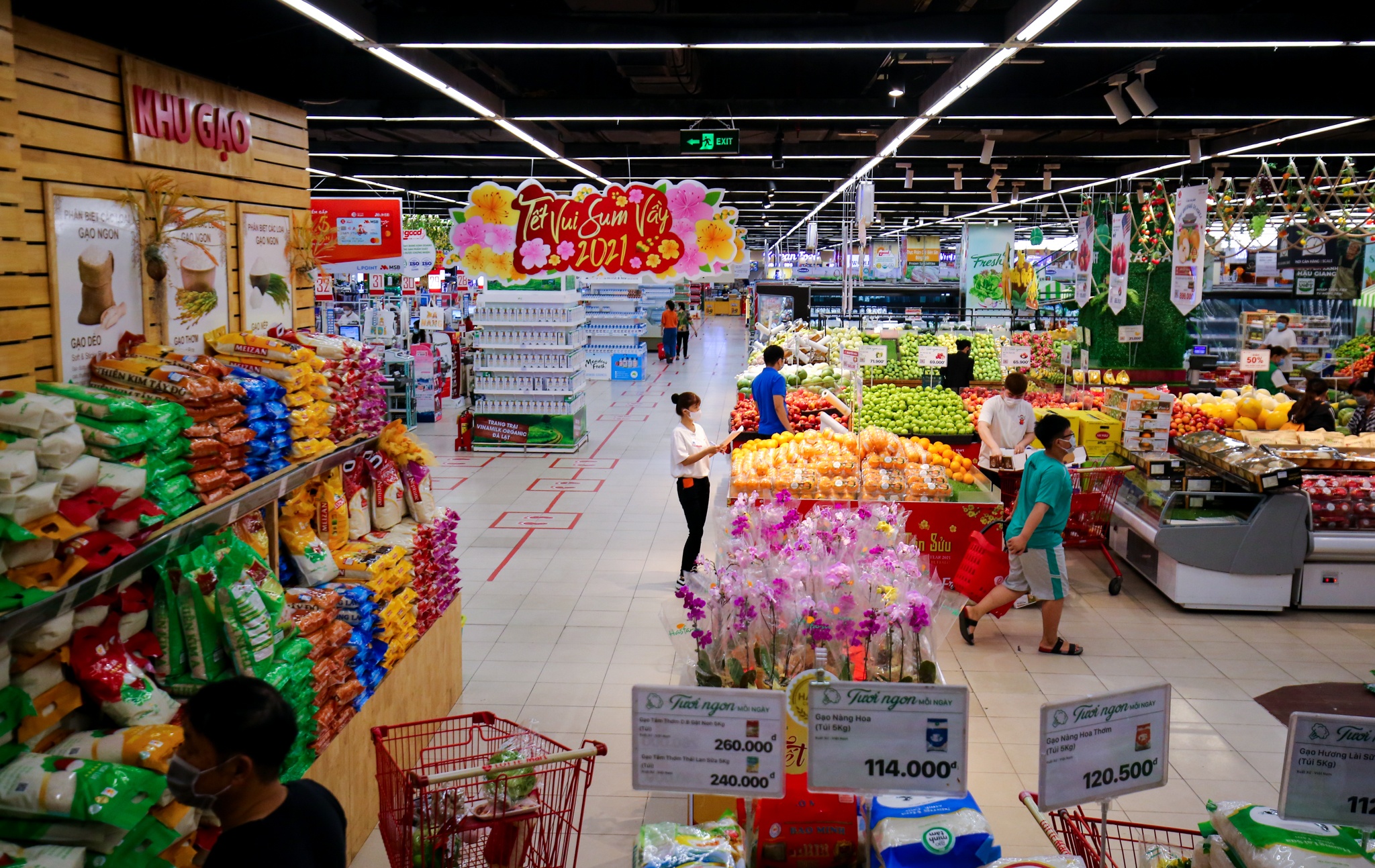 sieu thi vang ve mung 2 tet anh 12