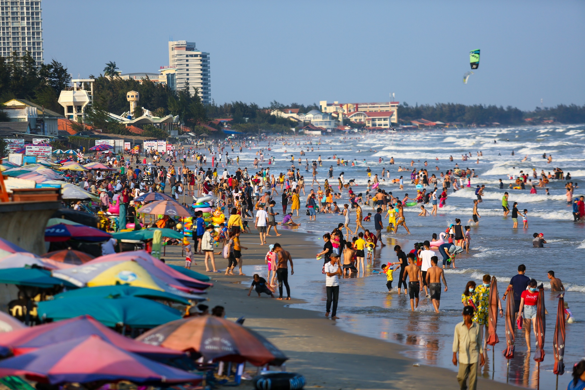 Hang nghin nguoi tam bien Vung Tau mung 2 Tet hinh anh