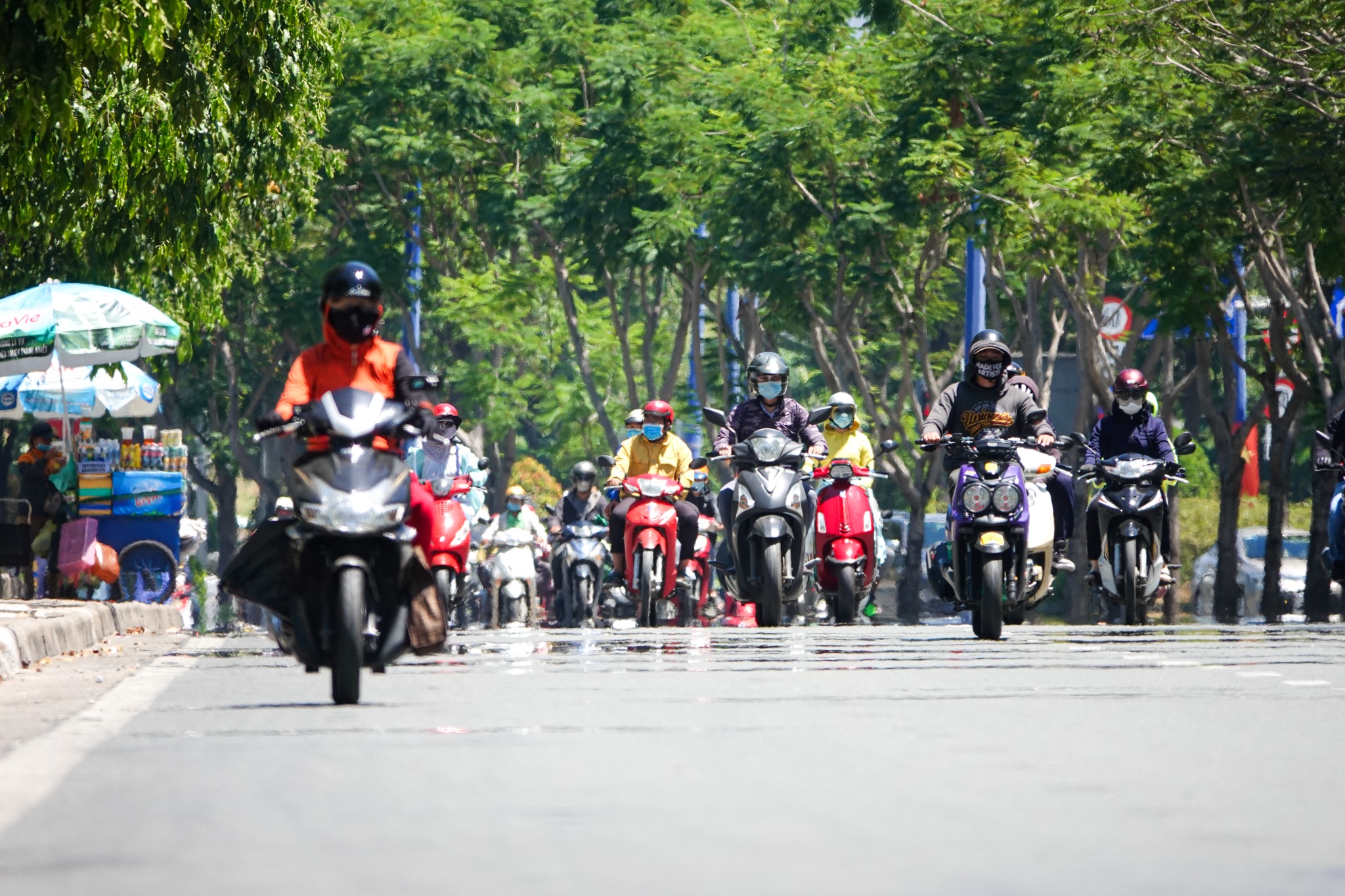 Mat duong o TP.HCM nhu ‘boc hoi’ vi nang nong hinh anh