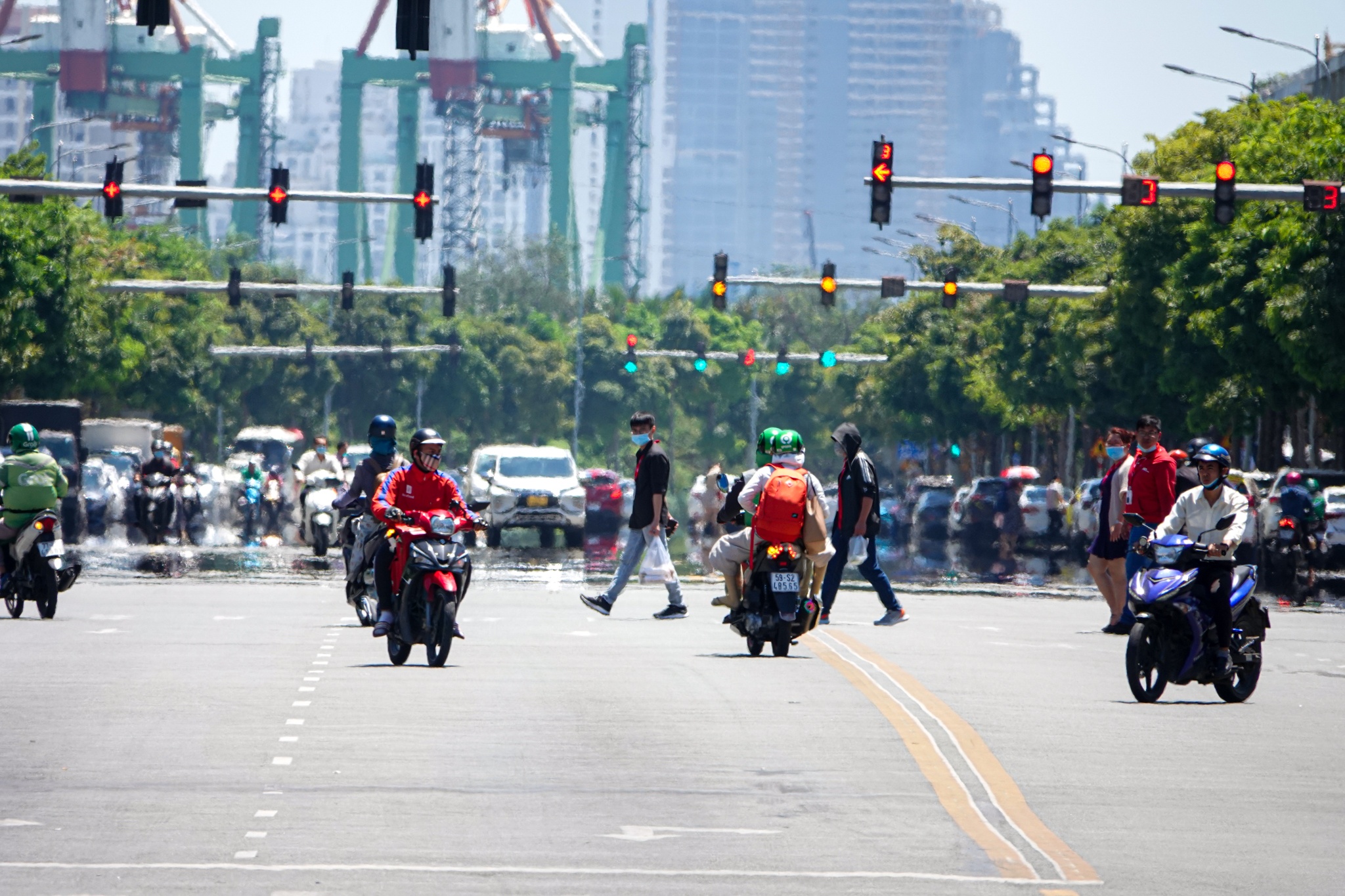 Mat duong boc hoi vi nang nong TP.HCM anh 11
