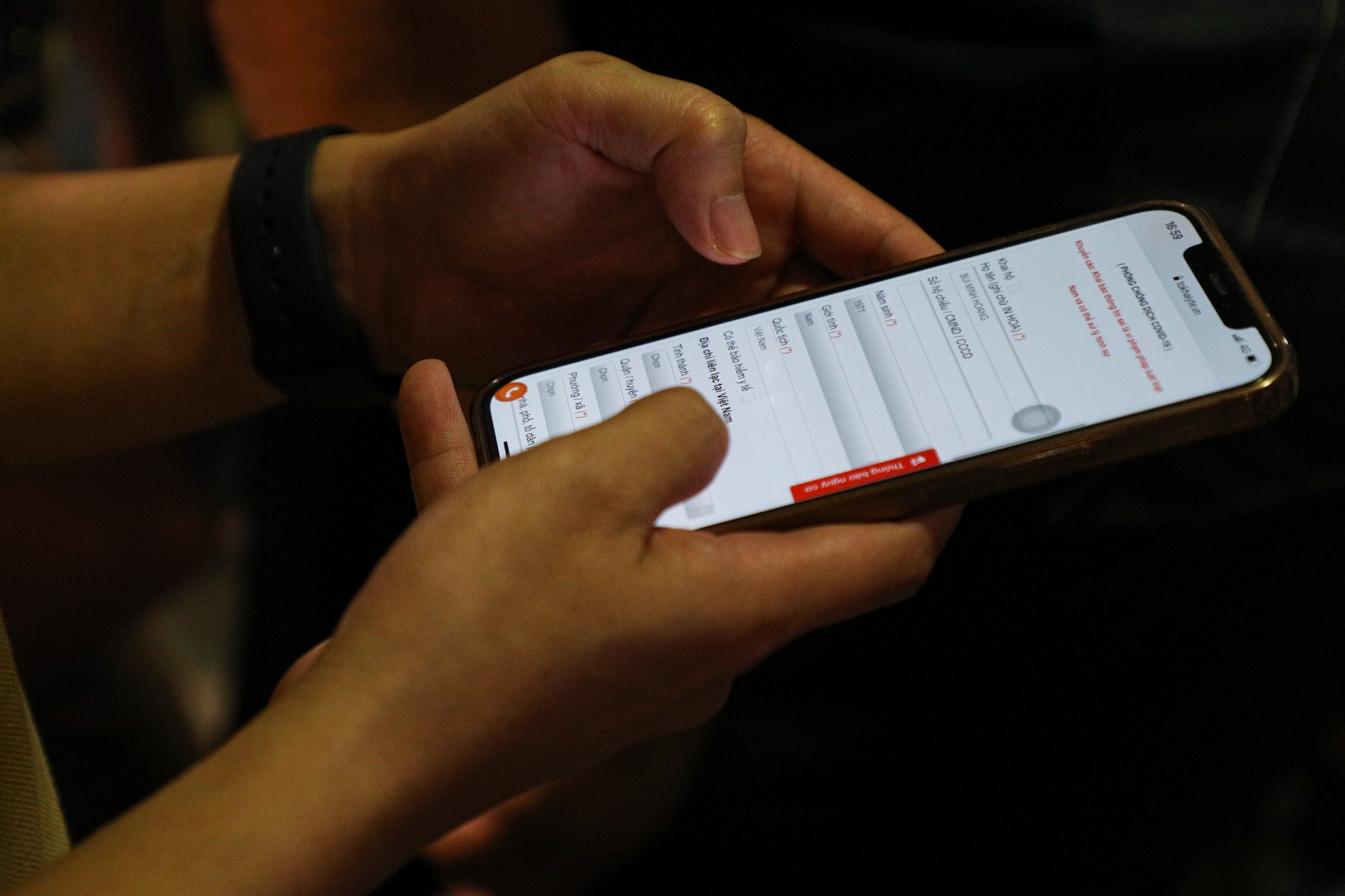 Hang nghin nguoi xep hang o san bay Tan Son Nhat anh 8