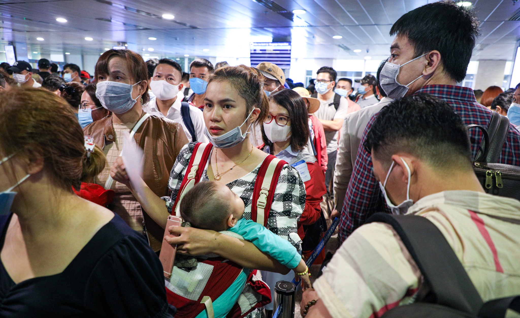 Hang nghin nguoi xep hang o san bay Tan Son Nhat anh 3