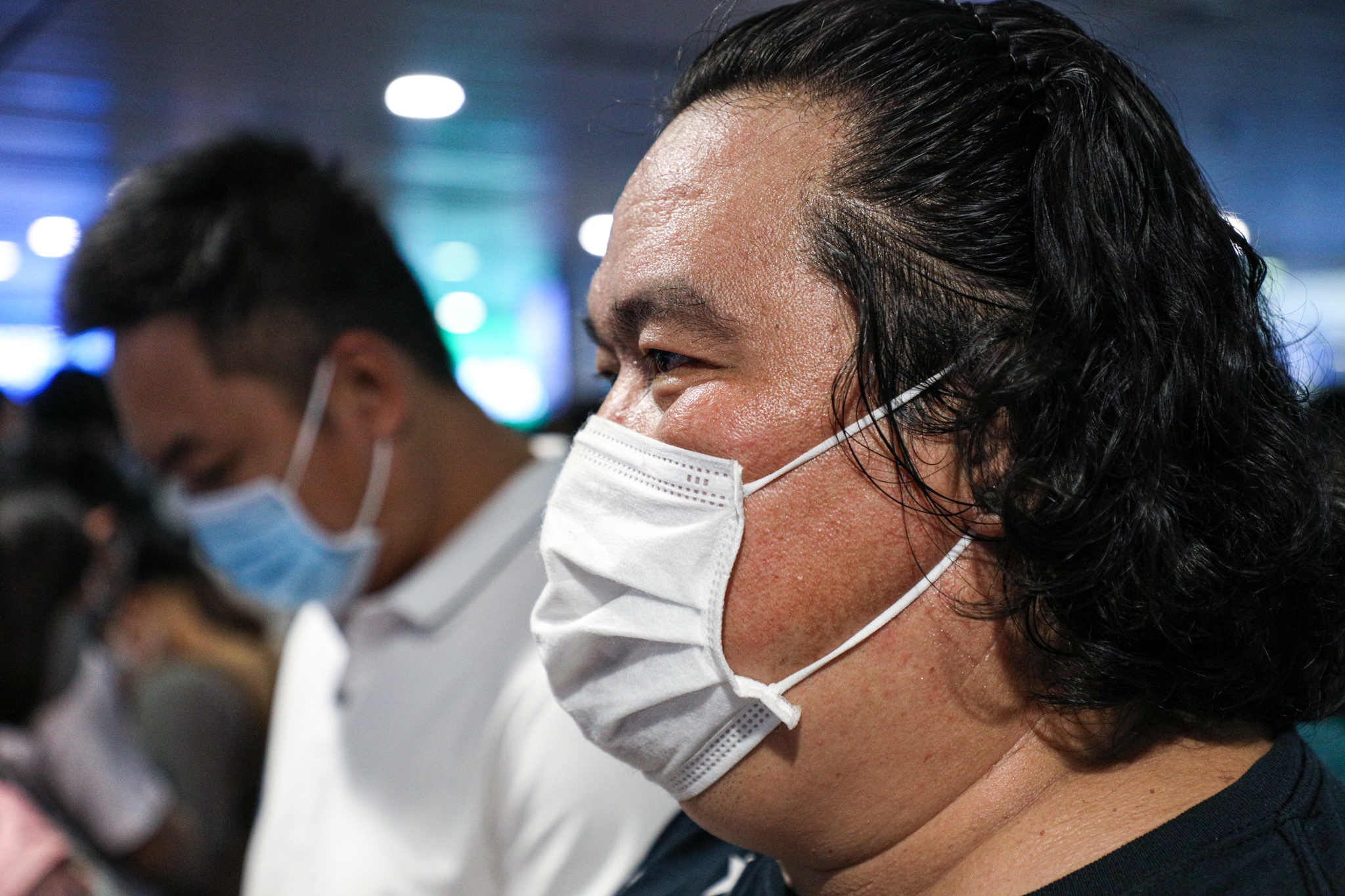 Hang nghin nguoi xep hang o san bay Tan Son Nhat anh 6