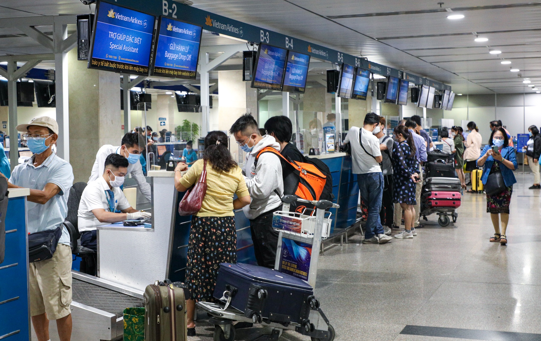 Hang nghin nguoi xep hang o san bay Tan Son Nhat anh 9