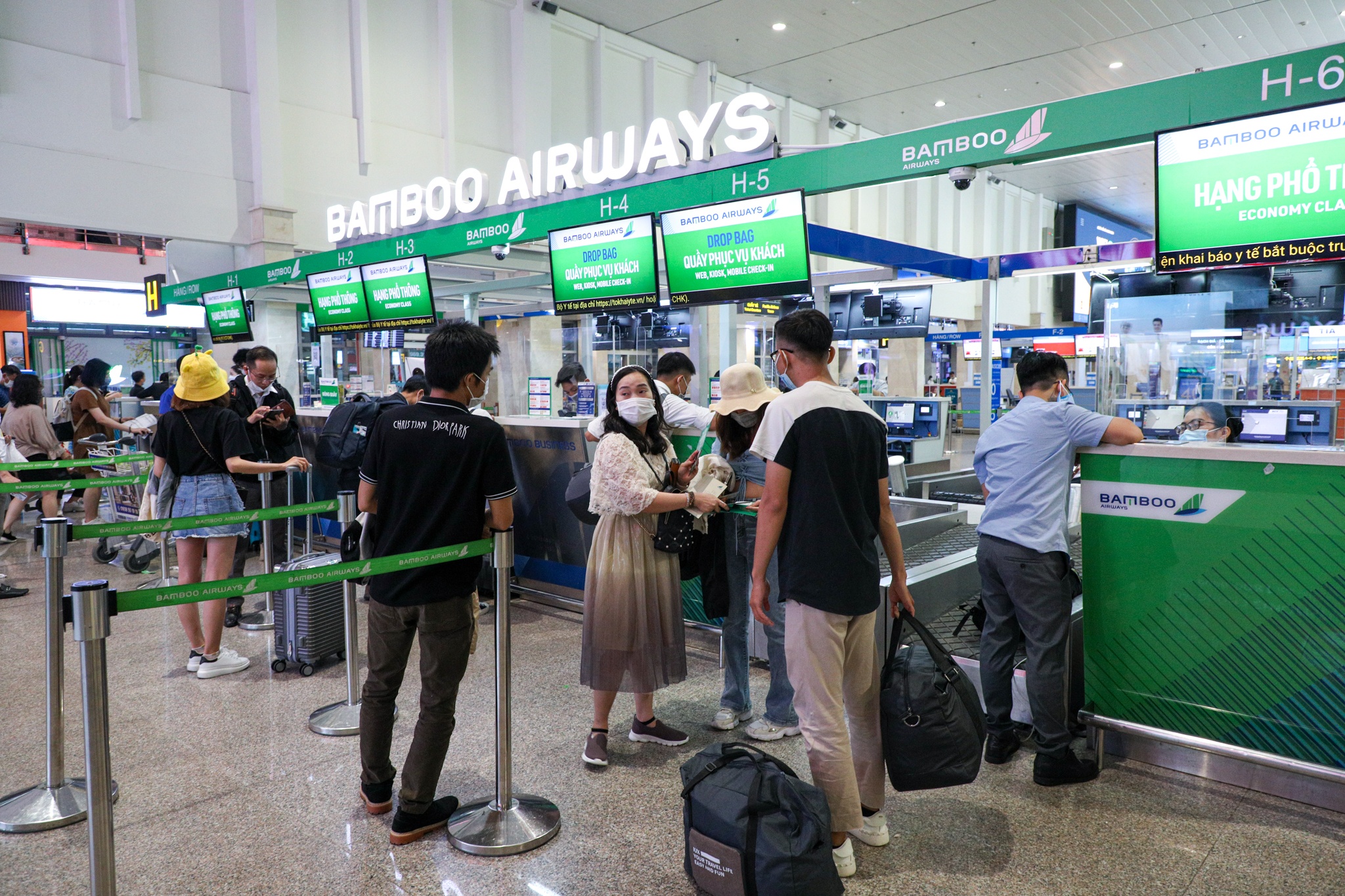 Hang nghin nguoi xep hang o san bay Tan Son Nhat anh 10