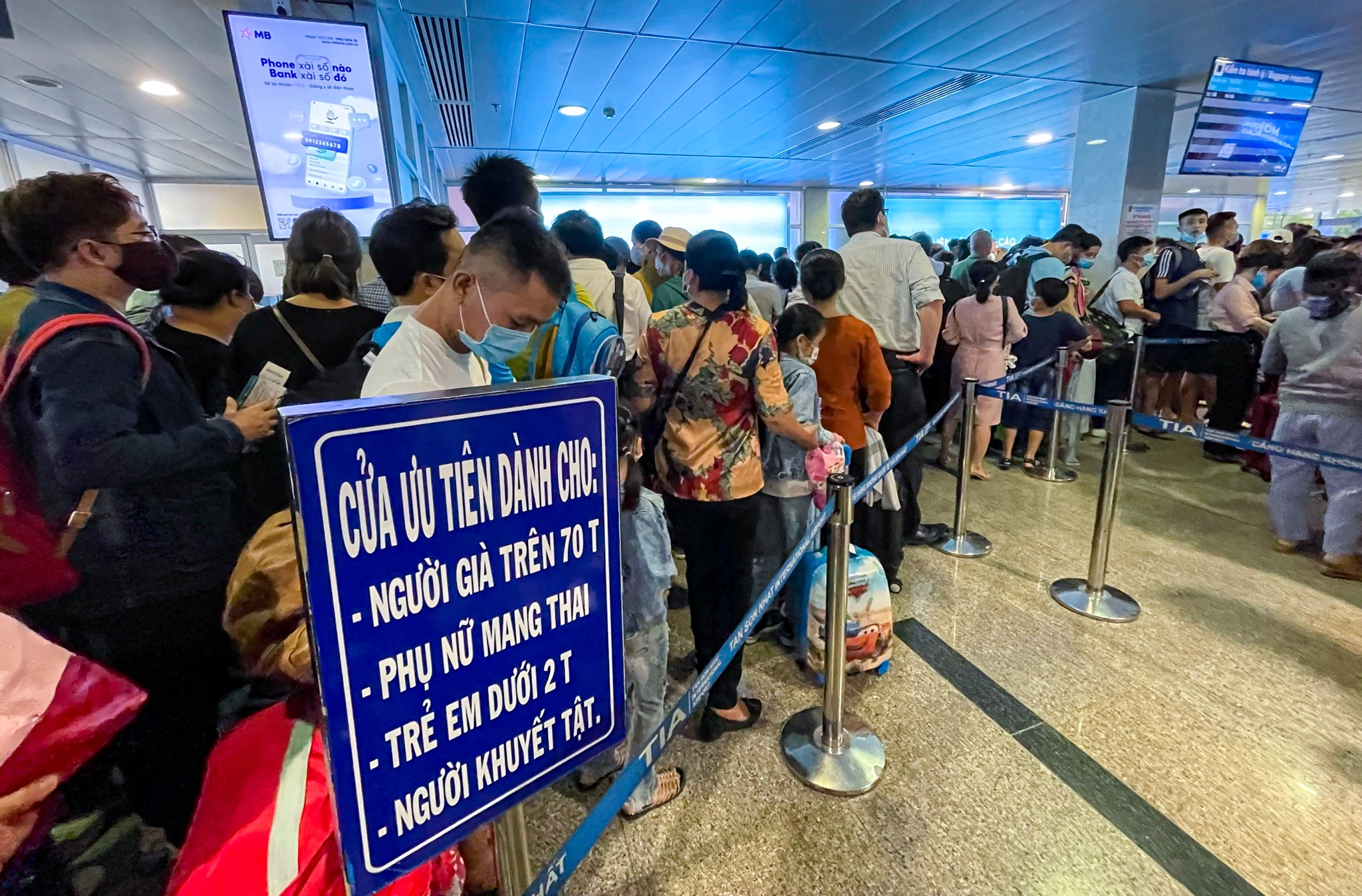 Hang nghin nguoi xep hang o san bay Tan Son Nhat anh 2