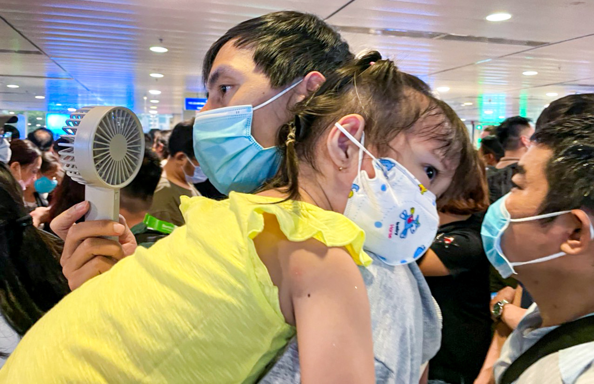 Hang nghin nguoi xep hang o san bay Tan Son Nhat anh 4