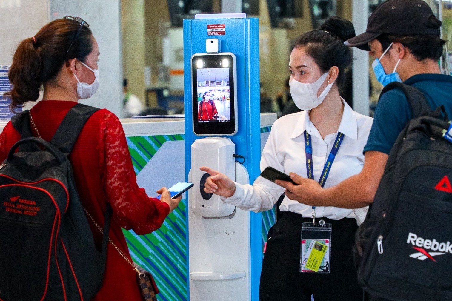 Ga quoc noi Tan Son Nhat thong thoang dip can le 30/4 hinh anh