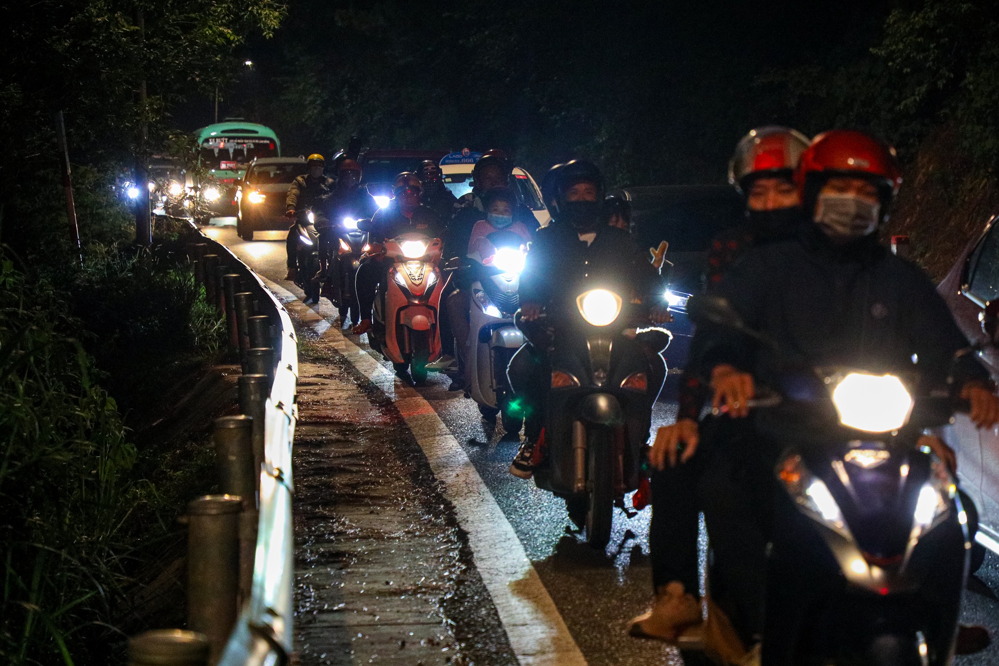 Un tac hang km cua ngo vao Thanh pho Da Lat anh 2