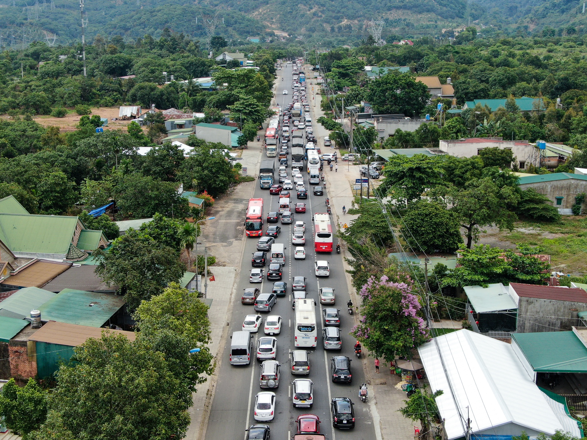 Xe co ket cung nhieu gio tai chan deo Bao Loc hinh anh