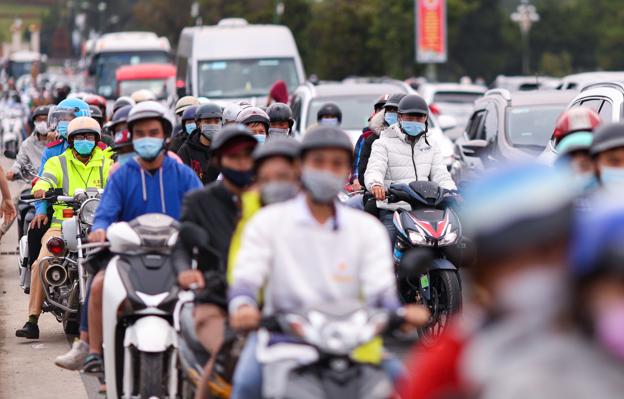 Duong xa thong thoang tai Da Lat trong dip le anh 5