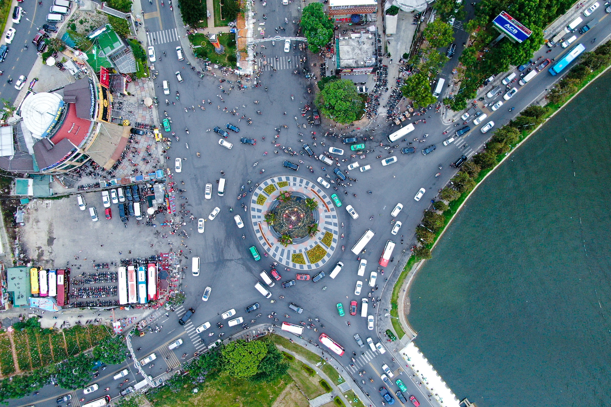 Trung tam Da Lat thong thoang hon trong ngay thu 2 dip le 30/4 hinh anh