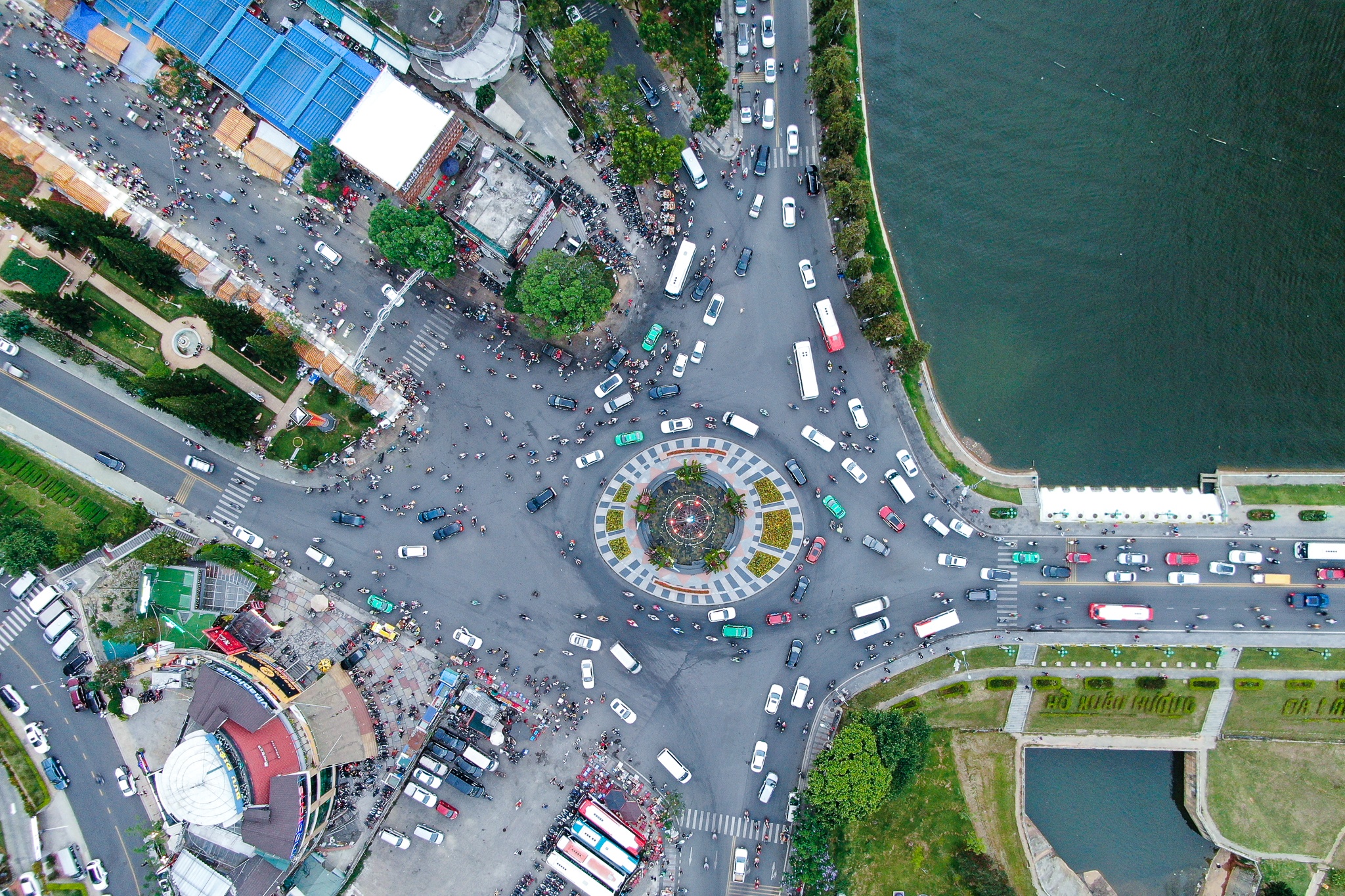 Duong xa thong thoang tai Da Lat trong dip le anh 2