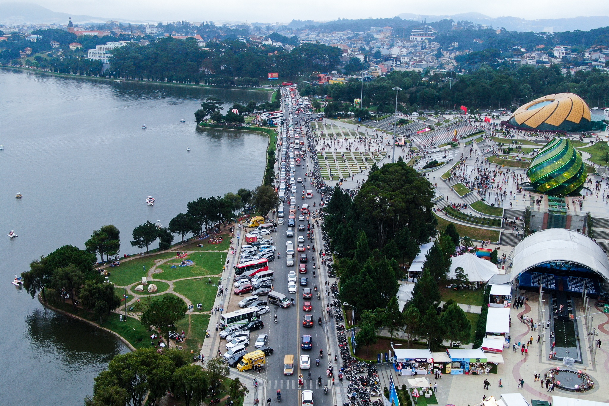Duong xa thong thoang tai Da Lat trong dip le anh 4