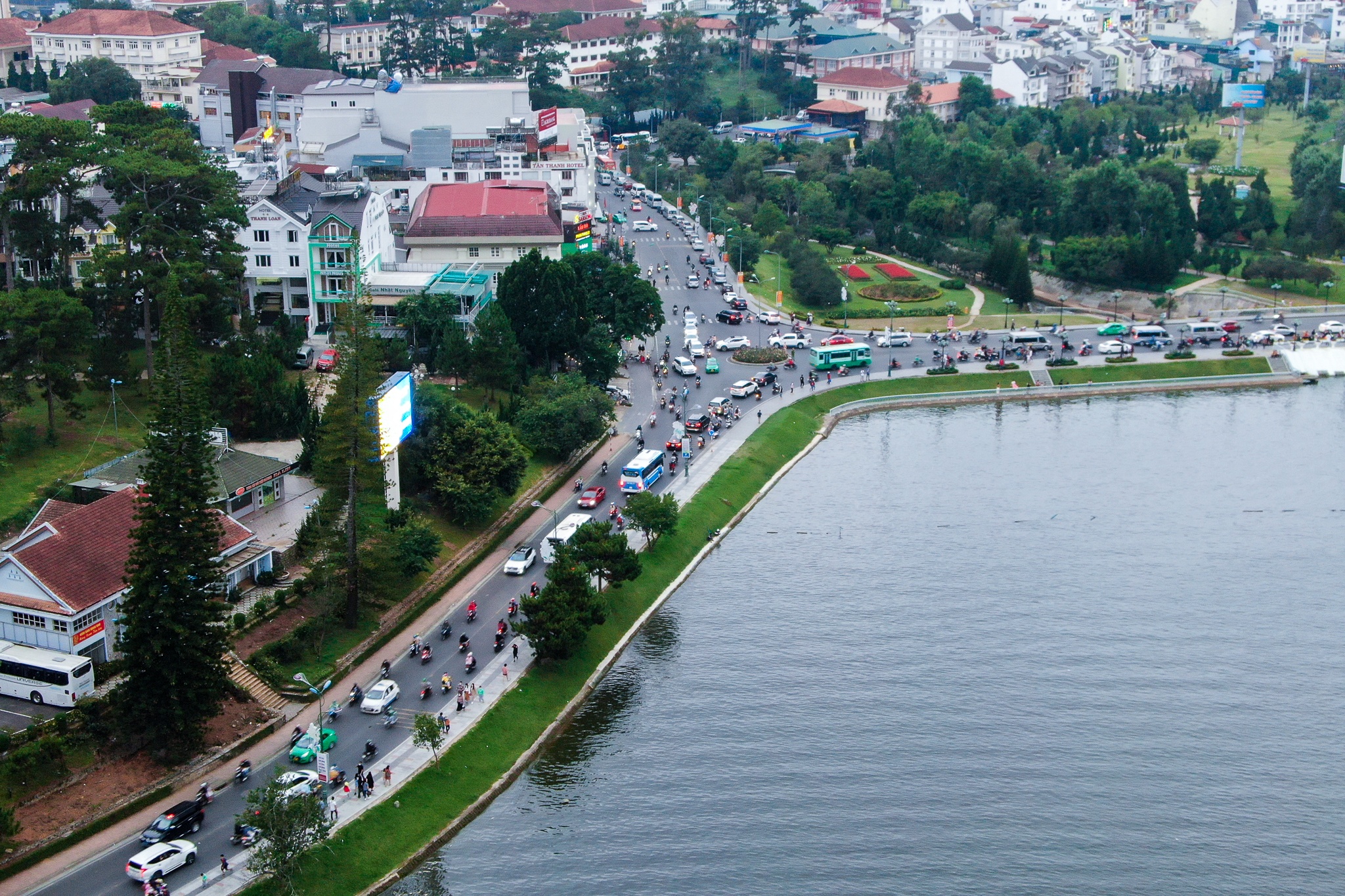 Duong xa thong thoang tai Da Lat trong dip le anh 3