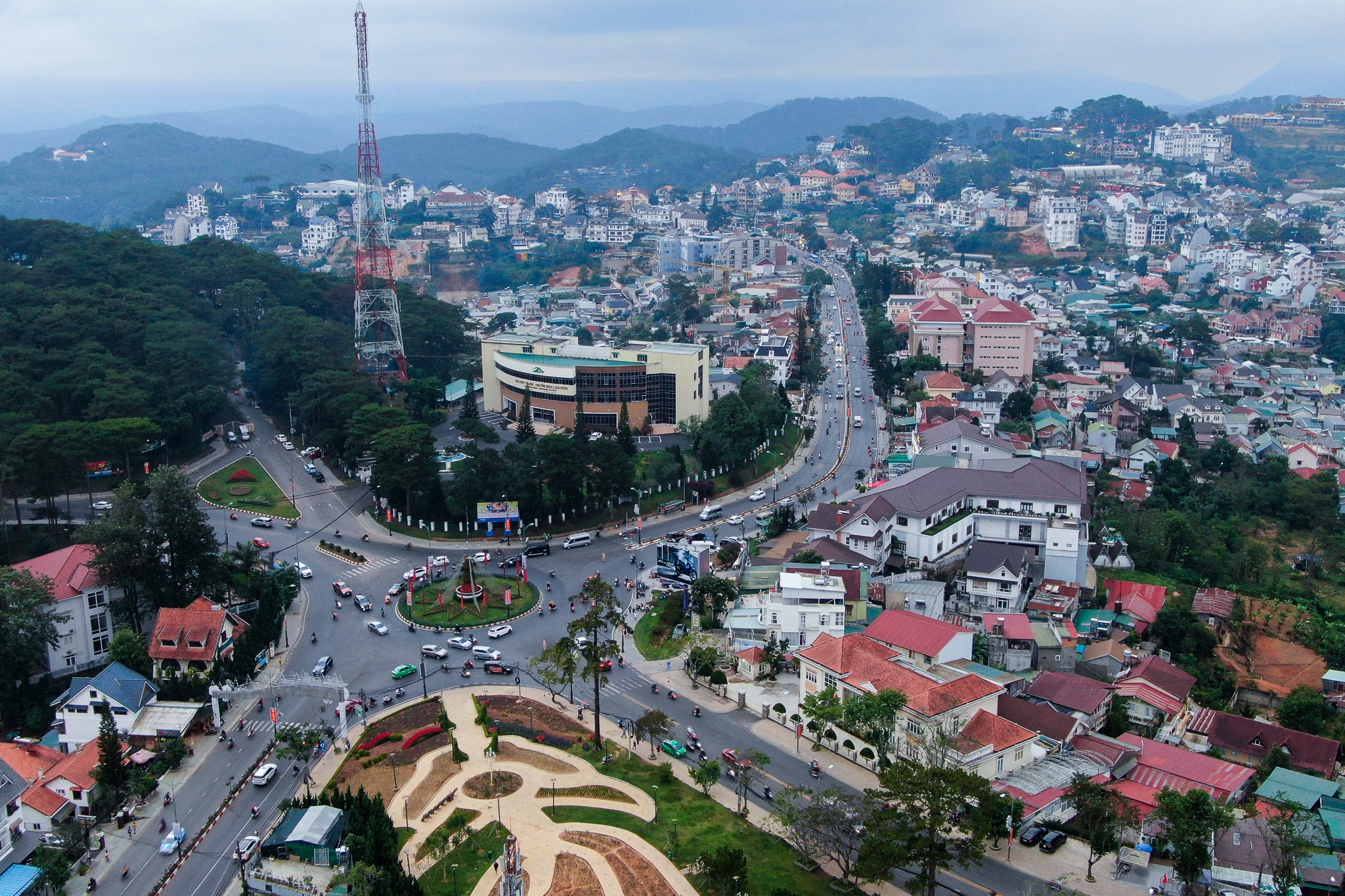 Duong xa thong thoang tai Da Lat trong dip le anh 1