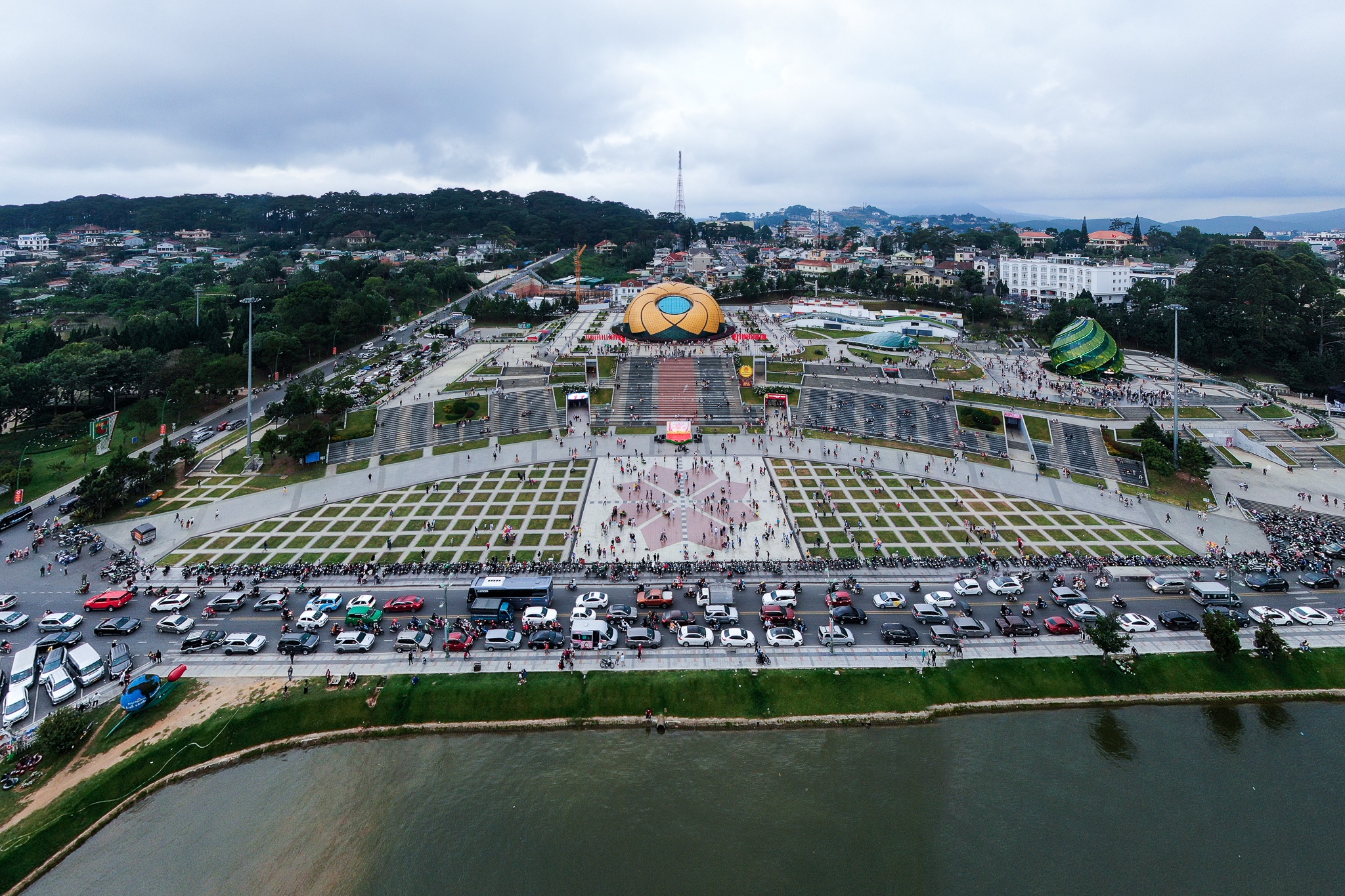 Duong xa thong thoang tai Da Lat trong dip le anh 7