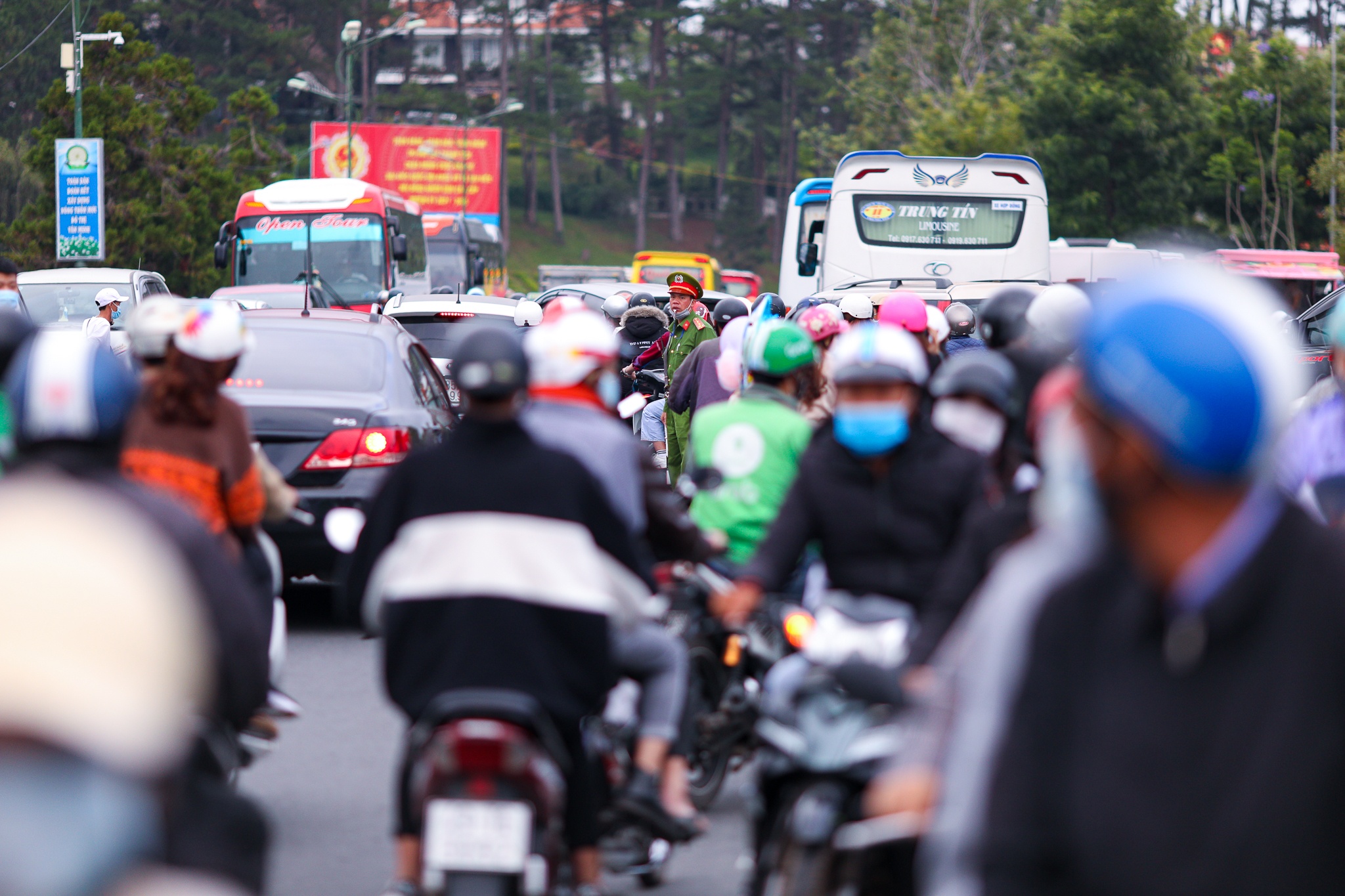 Duong xa thong thoang tai Da Lat trong dip le anh 6