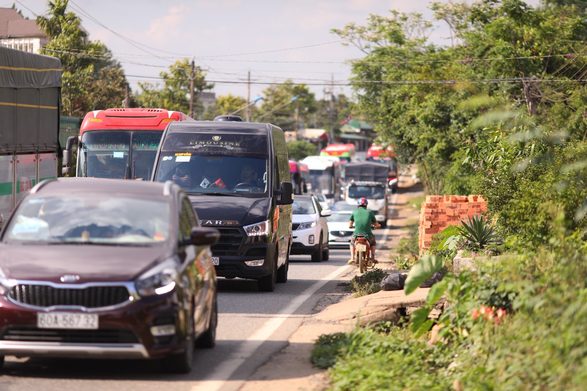 Tai xe lan lan, deo Bao Loc lai ket cung huong Da Lat ve TP.HCM hinh anh