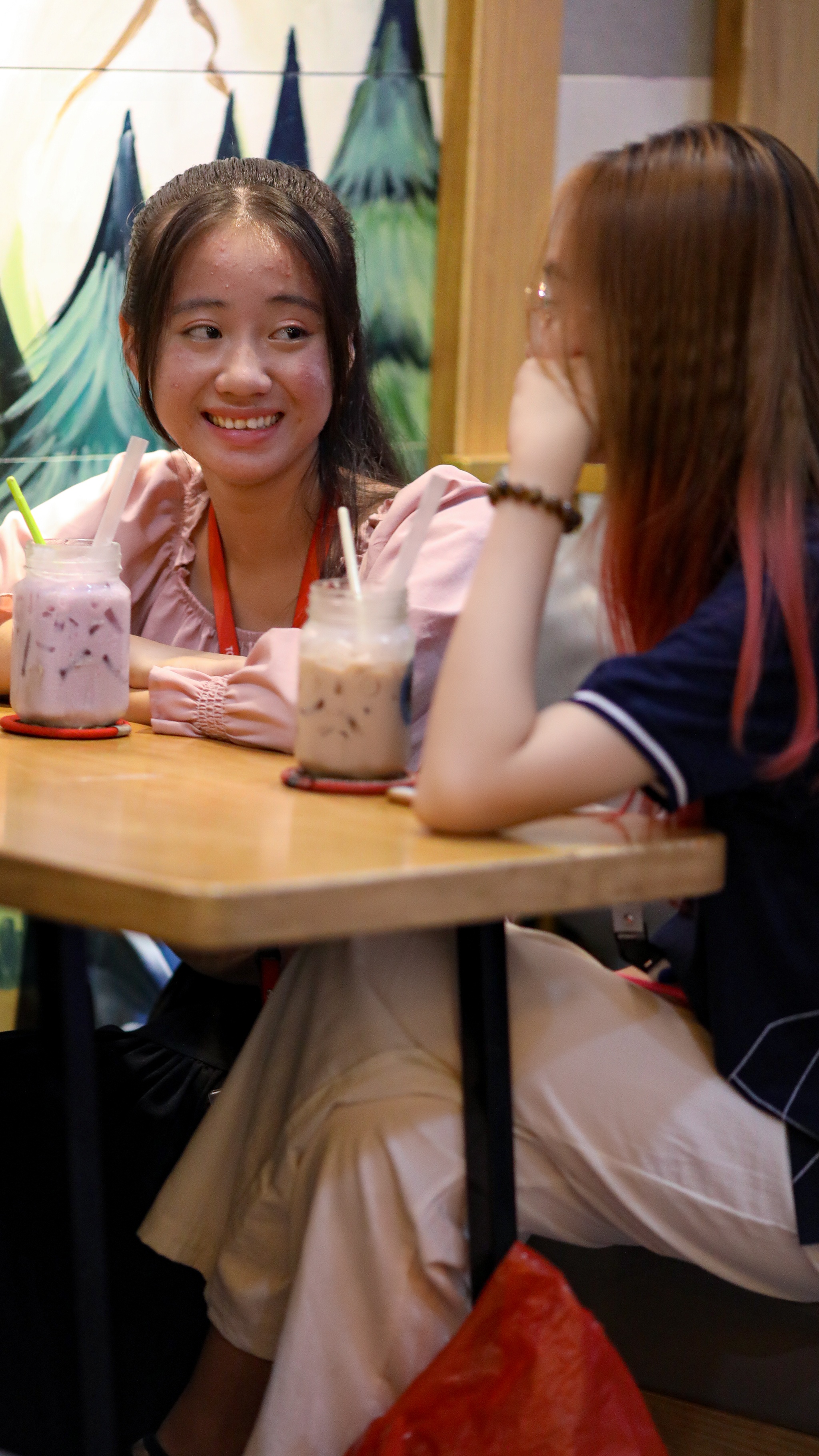 nữ sinh tôn đức thắng chống nạng đi học ảnh 30 nu sinh ton duc thang chong nang di hoc anh 30