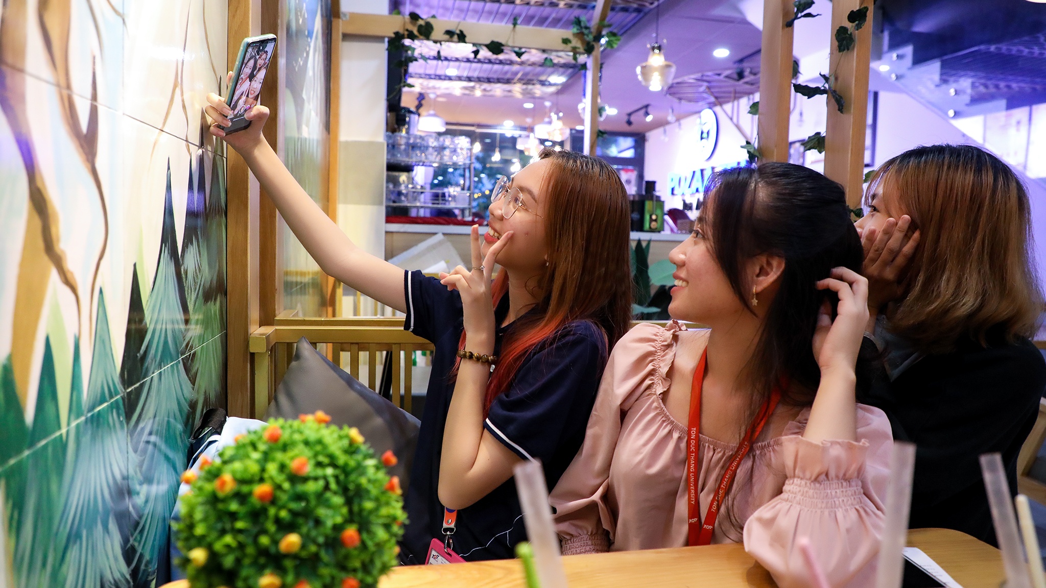 nữ sinh tôn đức thắng chống nạng đi học ảnh 31 nu sinh ton duc thang chong nang di hoc anh 31