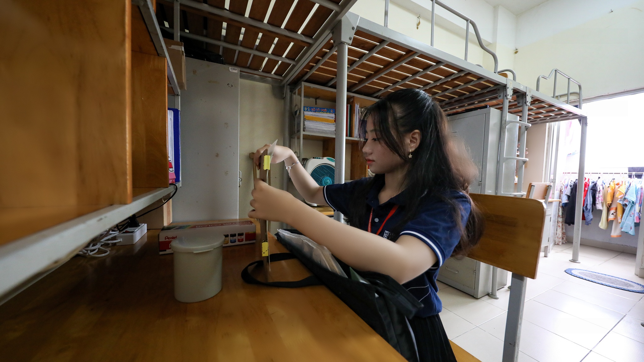 nữ sinh tôn đức thắng chống nạng đi học ảnh 3 nu sinh ton duc thang chong nang di hoc anh 3