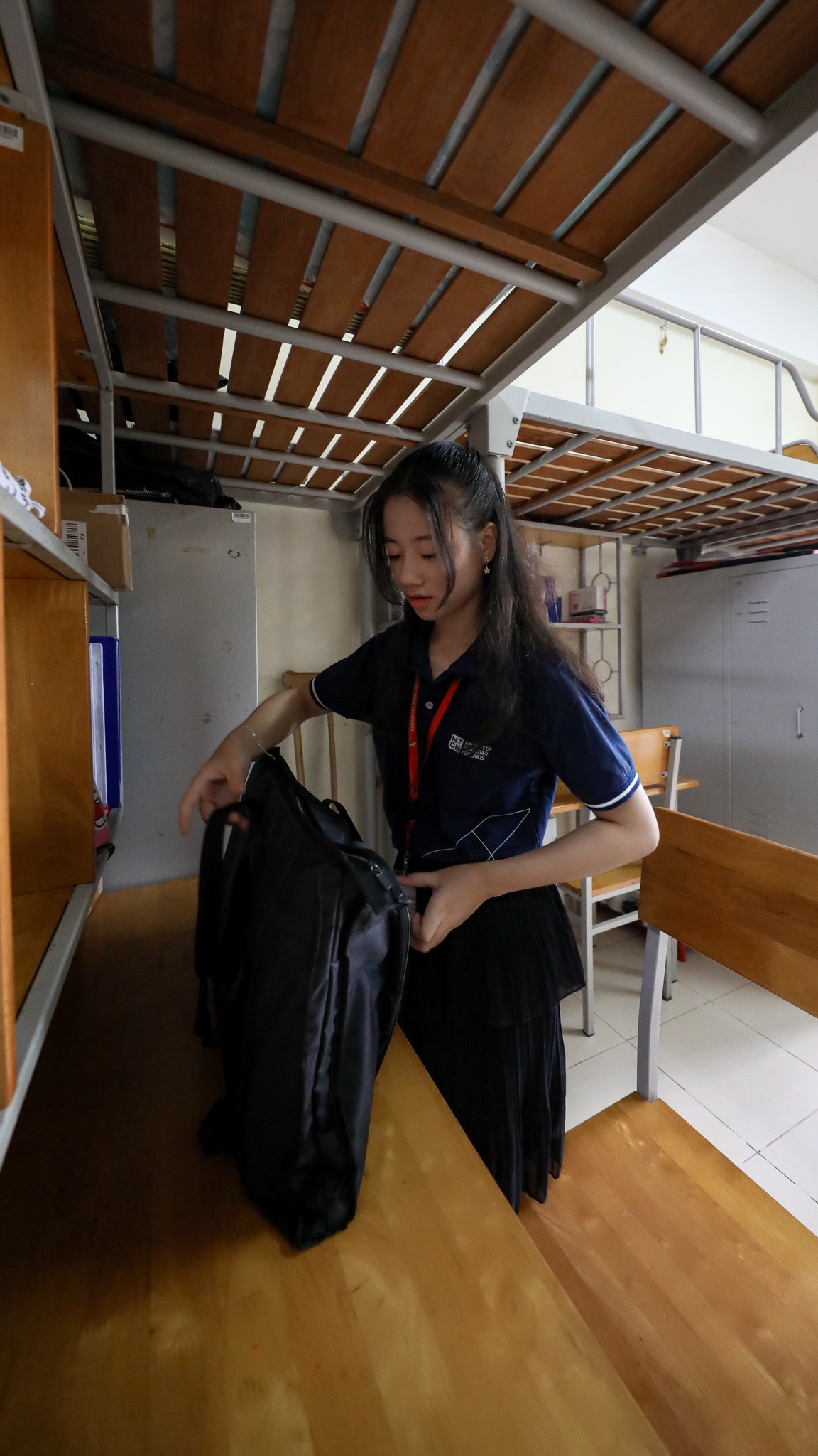 nữ sinh tôn đức thắng chống nạng đi học ảnh 4 nu sinh ton duc thang chong nang di hoc anh 4