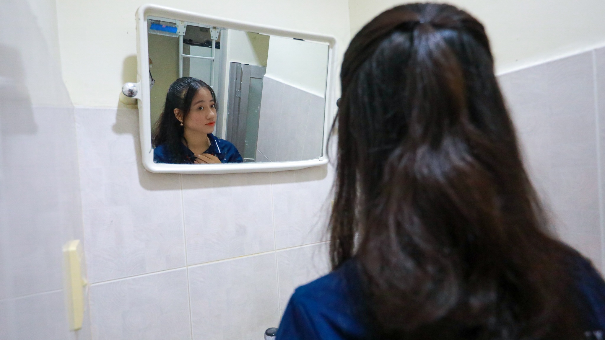 nữ sinh tôn đức thắng chống nạng đi học ảnh 5 nu sinh ton duc thang chong nang di hoc anh 5