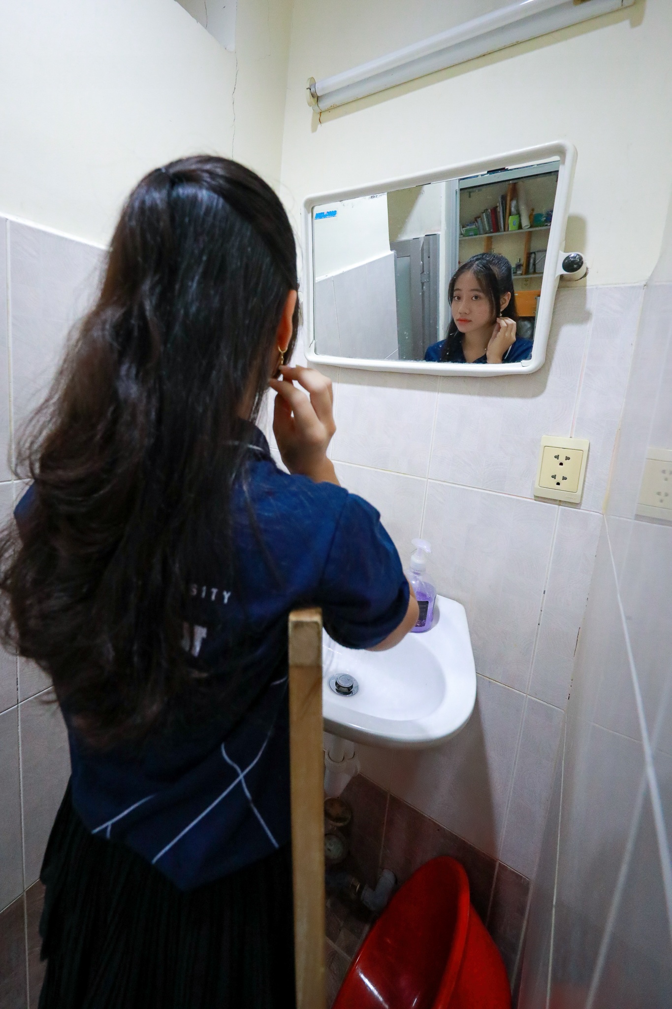 nữ sinh tôn đức thắng chống nạng đi học ảnh 6 nu sinh ton duc thang chong nang di hoc anh 6