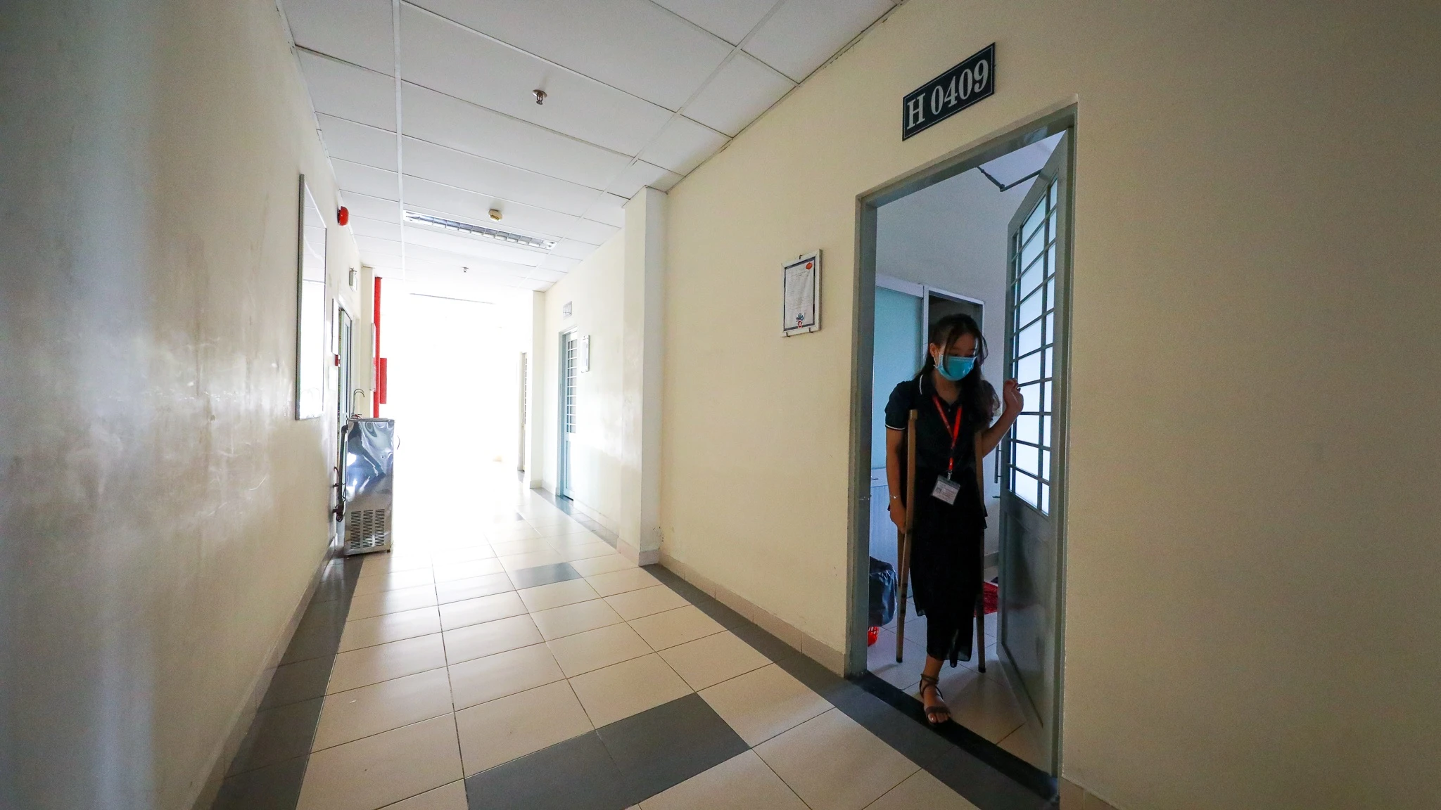 nu sinh ton duc thang chong nang di hoc anh 7