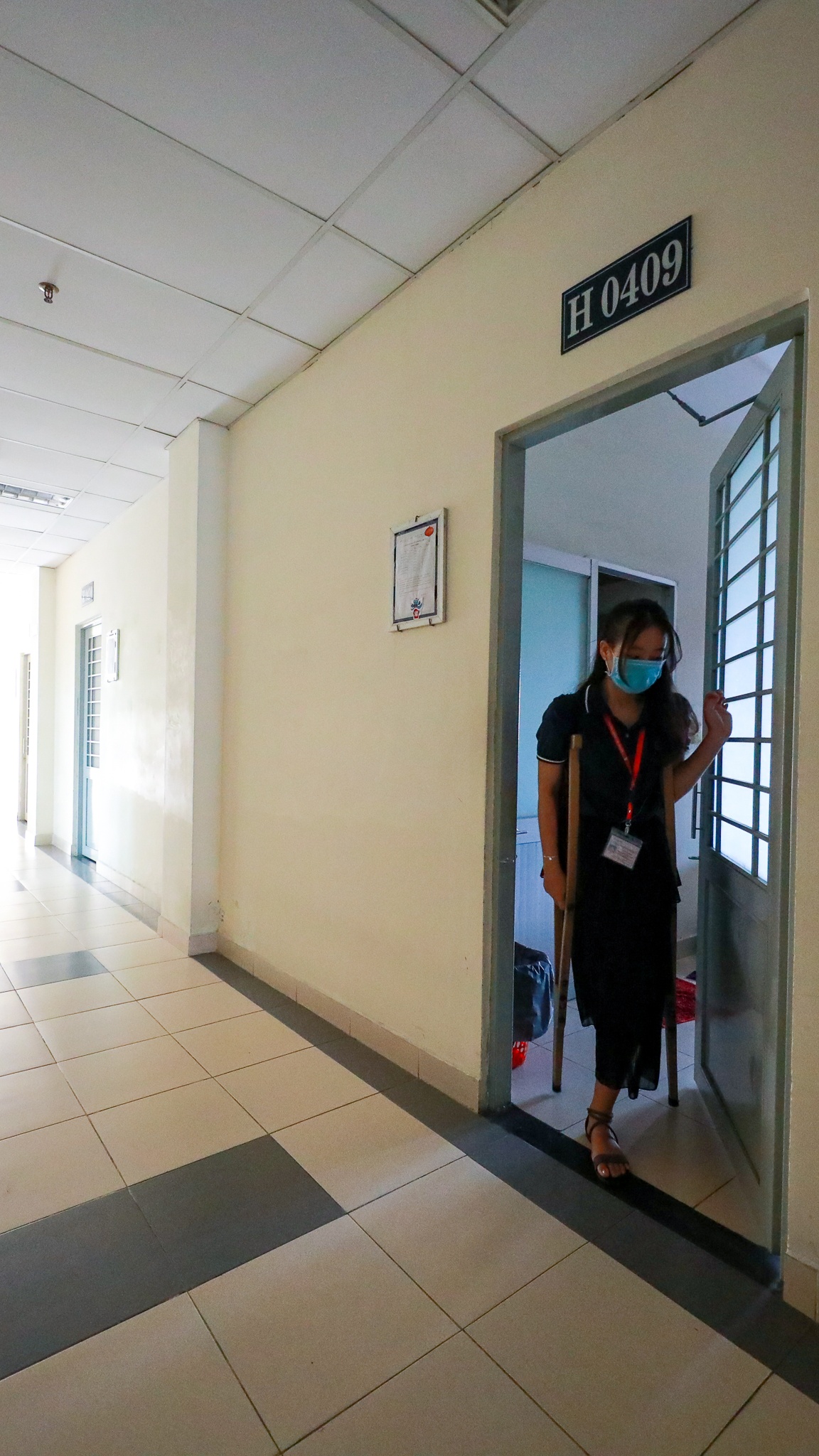 nu sinh ton duc thang chong nang di hoc anh 8