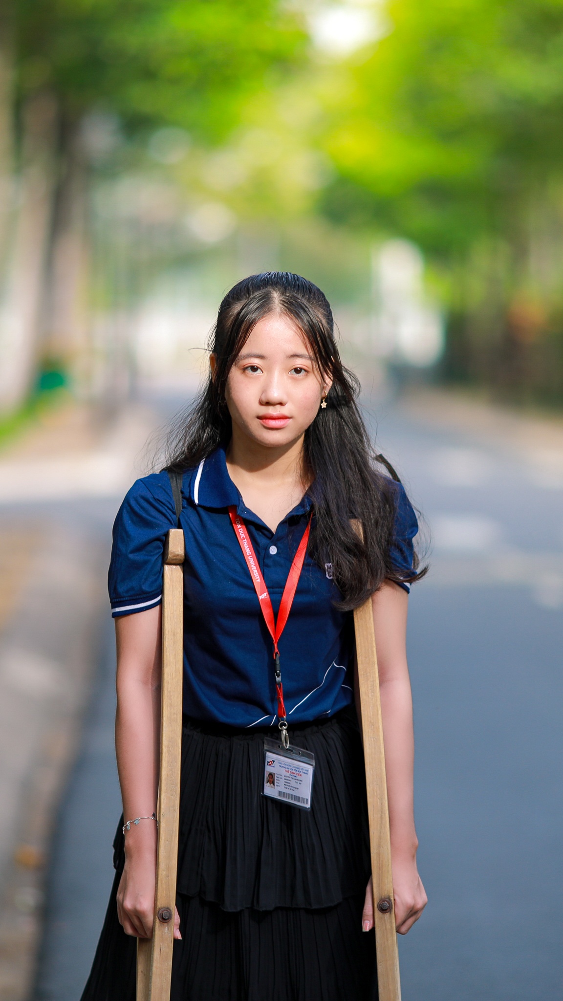 nữ sinh tôn đức thắng chống nạng đi học ảnh 1 nu sinh ton duc thang chong nang di hoc anh 1