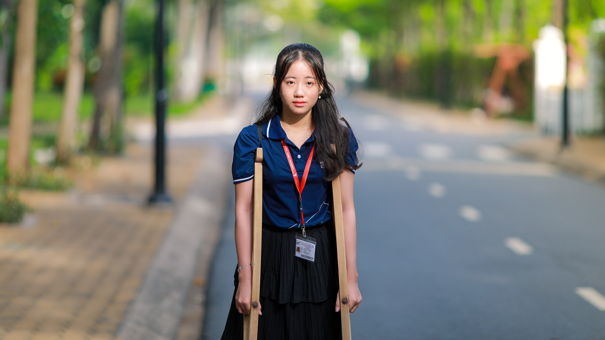 nữ sinh tôn đức thắng chống nạng đi học ảnh 2 nu sinh ton duc thang chong nang di hoc anh 2