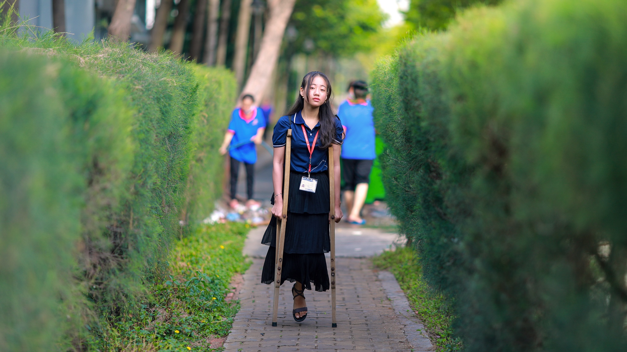 nữ sinh tôn đức thắng chống nạng đi học ảnh 11 nu sinh ton duc thang chong nang di hoc anh 11