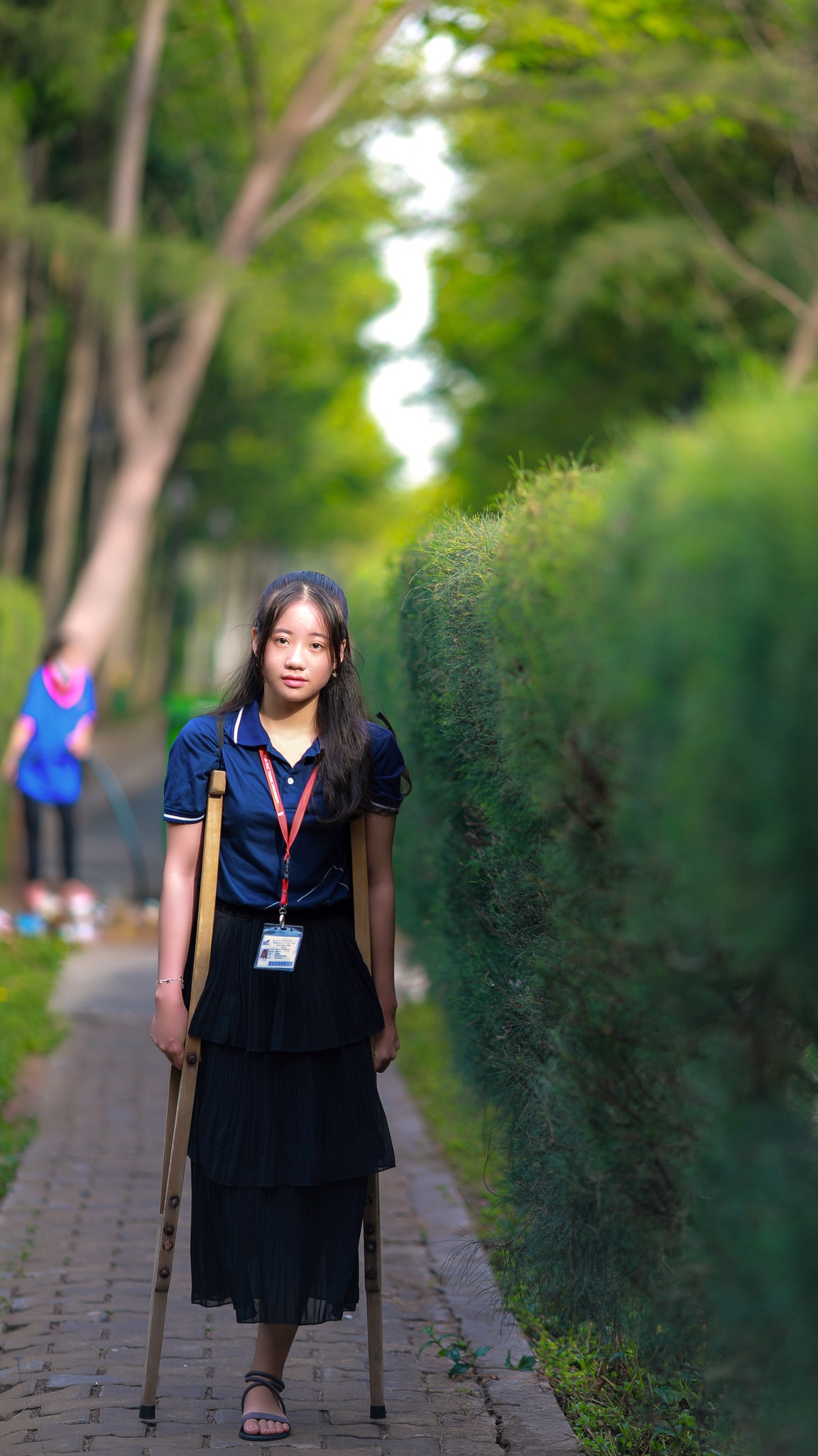 nữ sinh tôn đức thắng chống nạng đi học ảnh 12 nu sinh ton duc thang chong nang di hoc anh 12