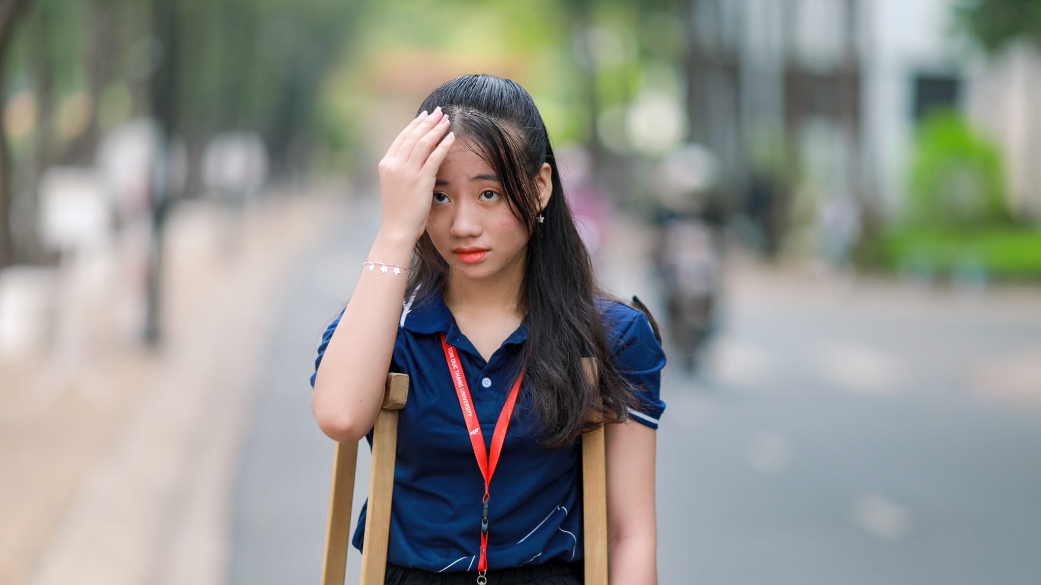 nữ sinh tôn đức thắng chống nạng đi học ảnh 10 nu sinh ton duc thang chong nang di hoc anh 10