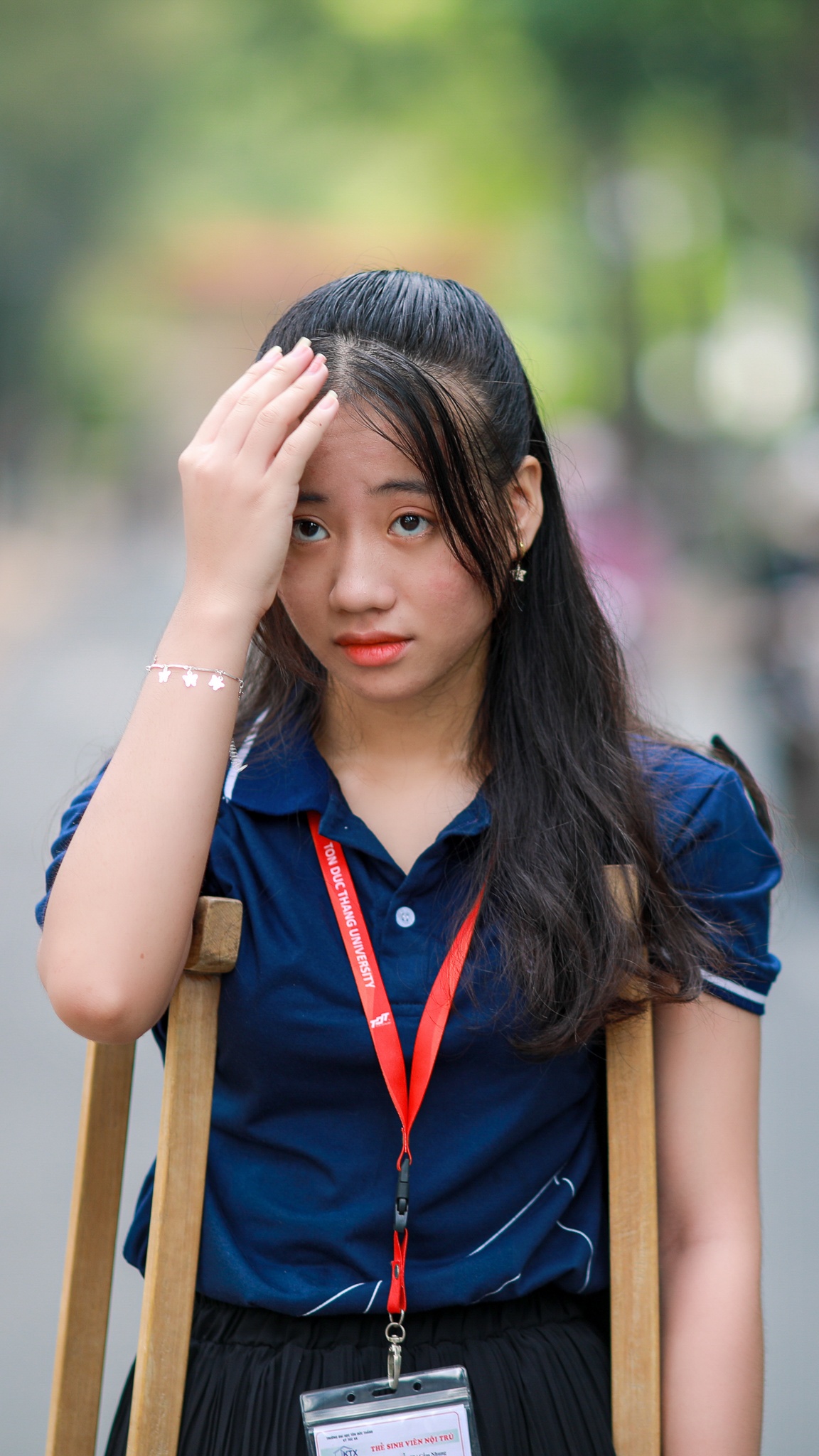 nữ sinh tôn đức thắng chống nạng đi học ảnh 9 nu sinh ton duc thang chong nang di hoc anh 9