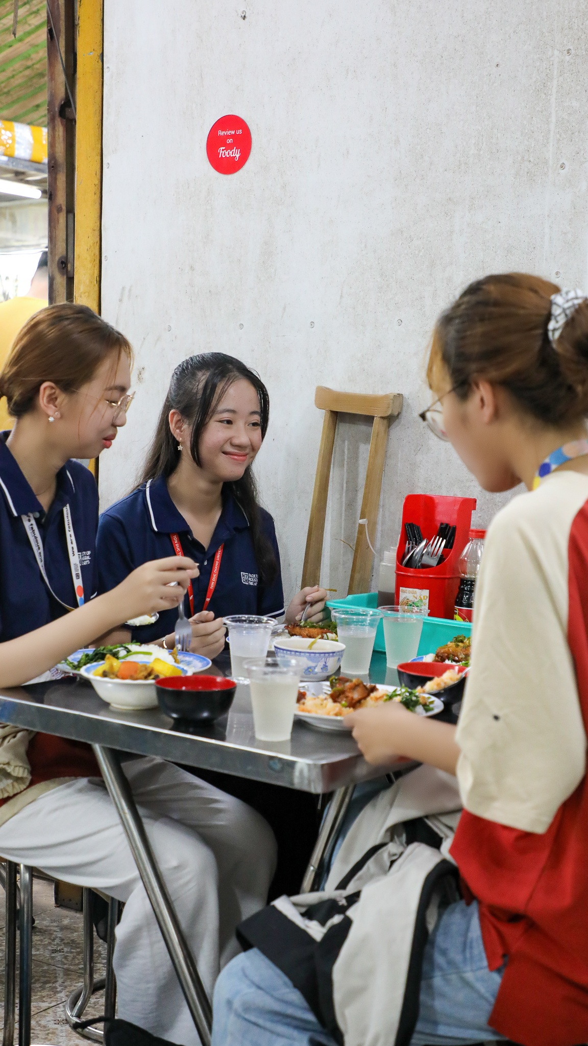 nữ sinh tôn đức thắng chống nạng đi học ảnh 22 nu sinh ton duc thang chong nang di hoc anh 22