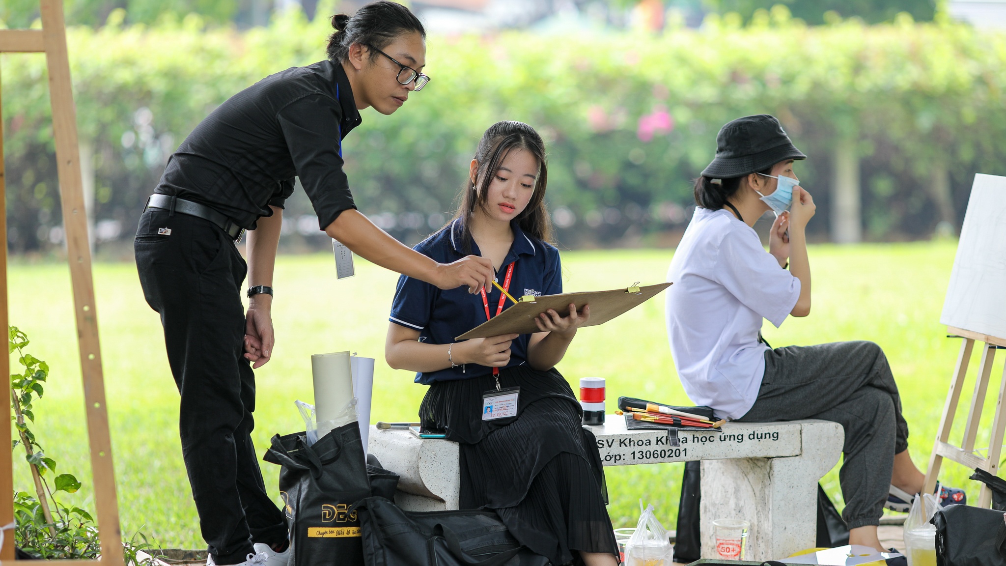 nữ sinh tôn đức thắng chống nạng đi học ảnh 15 nu sinh ton duc thang chong nang di hoc anh 15